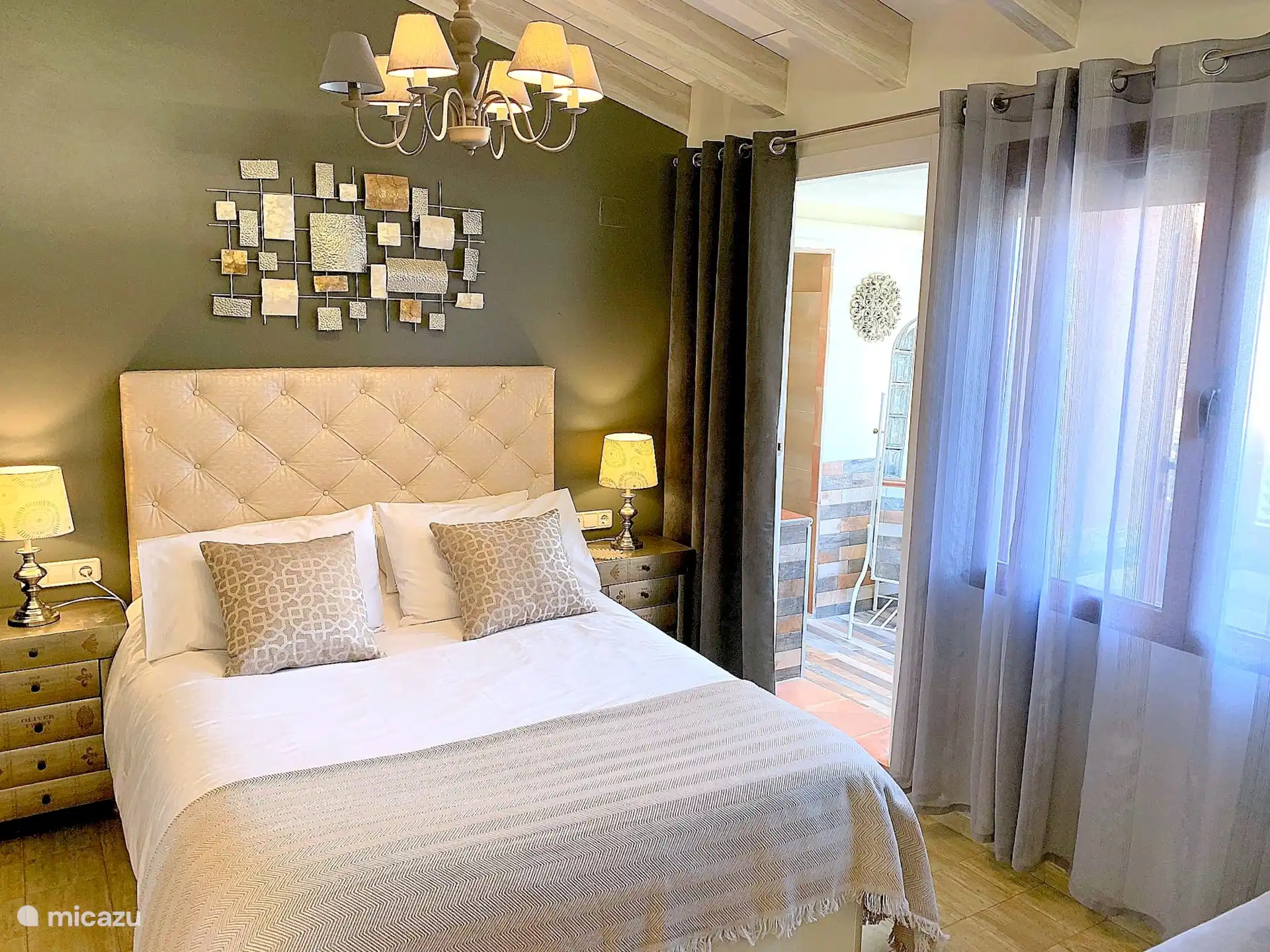 Ciruela Suite

2- oder 4-Personen-Zimmer | 1 Bett Gr&#246;&#223;e 150x200 | 1 Schlafsofa Gr&#246;&#223;e 135x200 | Hydromassage-Dusche 