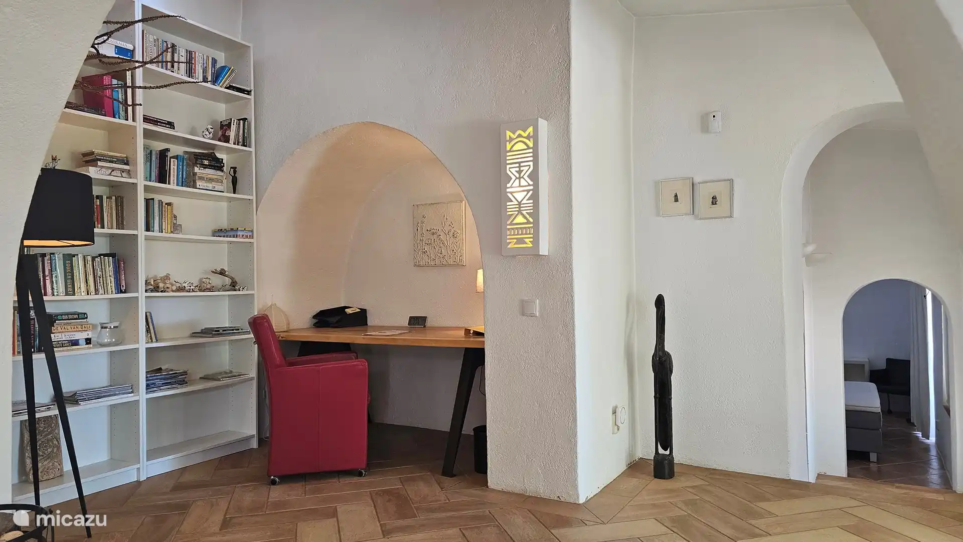 Zurück am Flur und Eingang mit Schreibtisch und rechts geht man ein paar Stufen hinunter zum Schlafzimmer im Erdgeschoss.