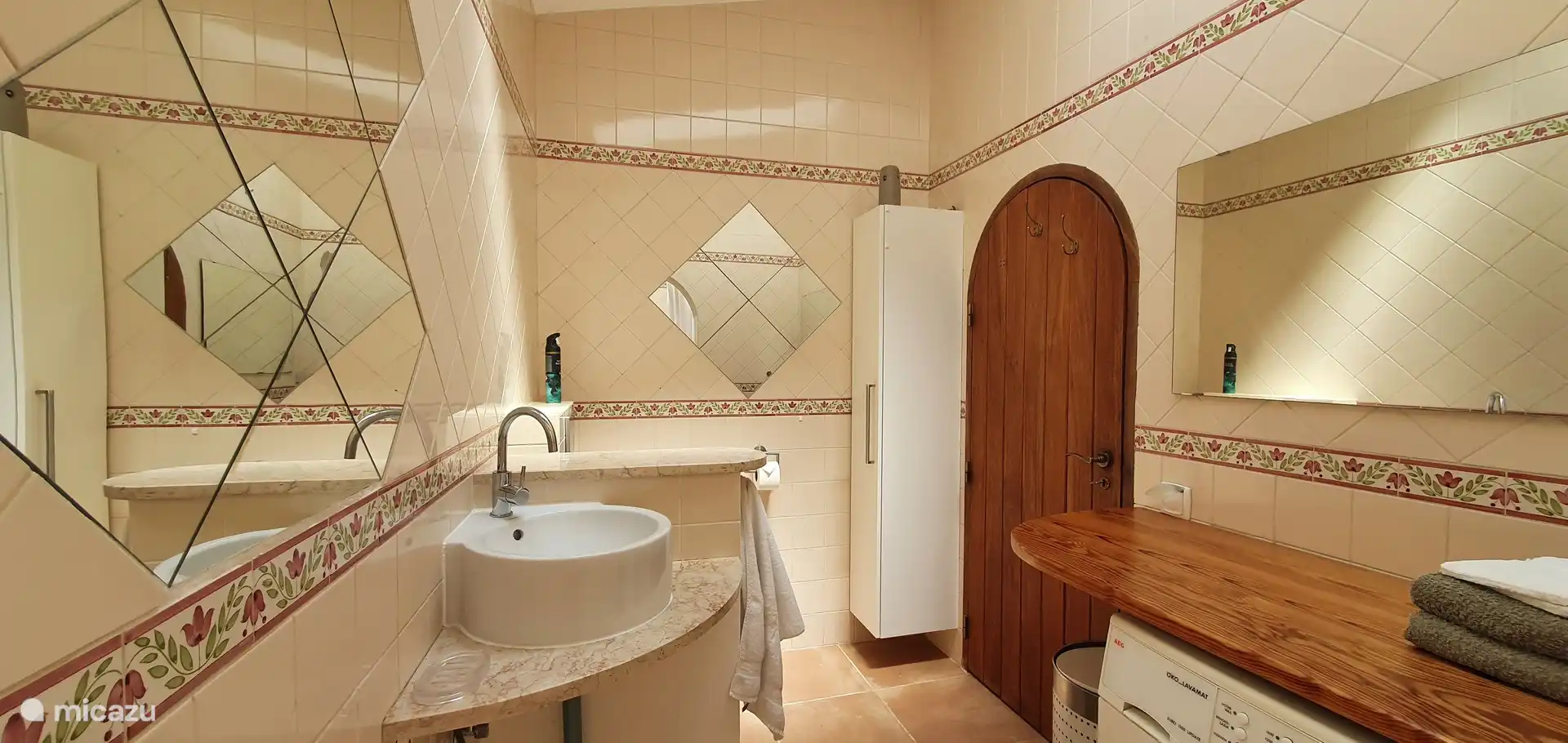 Badezimmer mit Dusche, WC und Waschbecken im Erdgeschoss. Hier befindet sich auch die Waschmaschine.