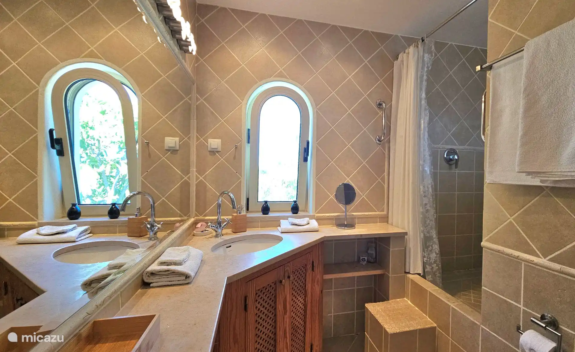 Kompaktes Badezimmer mit Dusche und WC. Die Dusche befindet sich ein paar Stufen höher und verfügt über eine 
 Platz zum Sitzen.