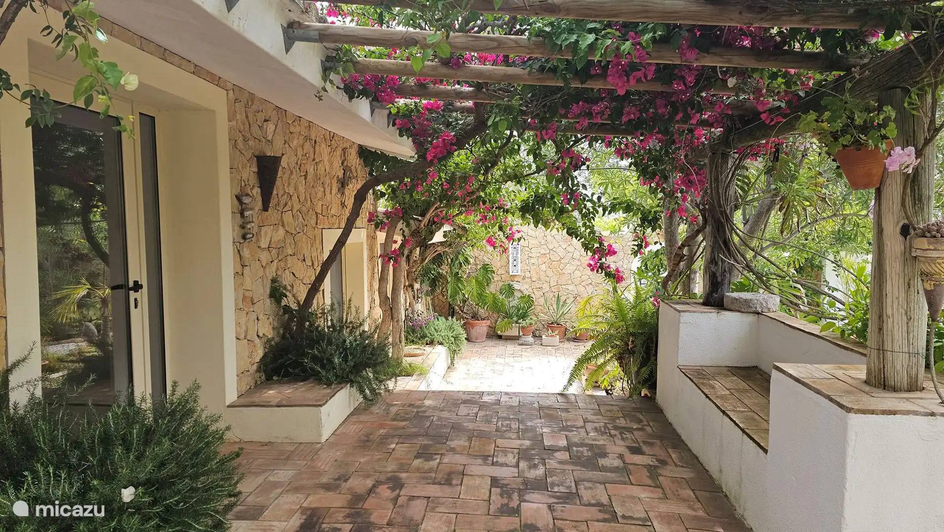 An der Haustür angekommen.