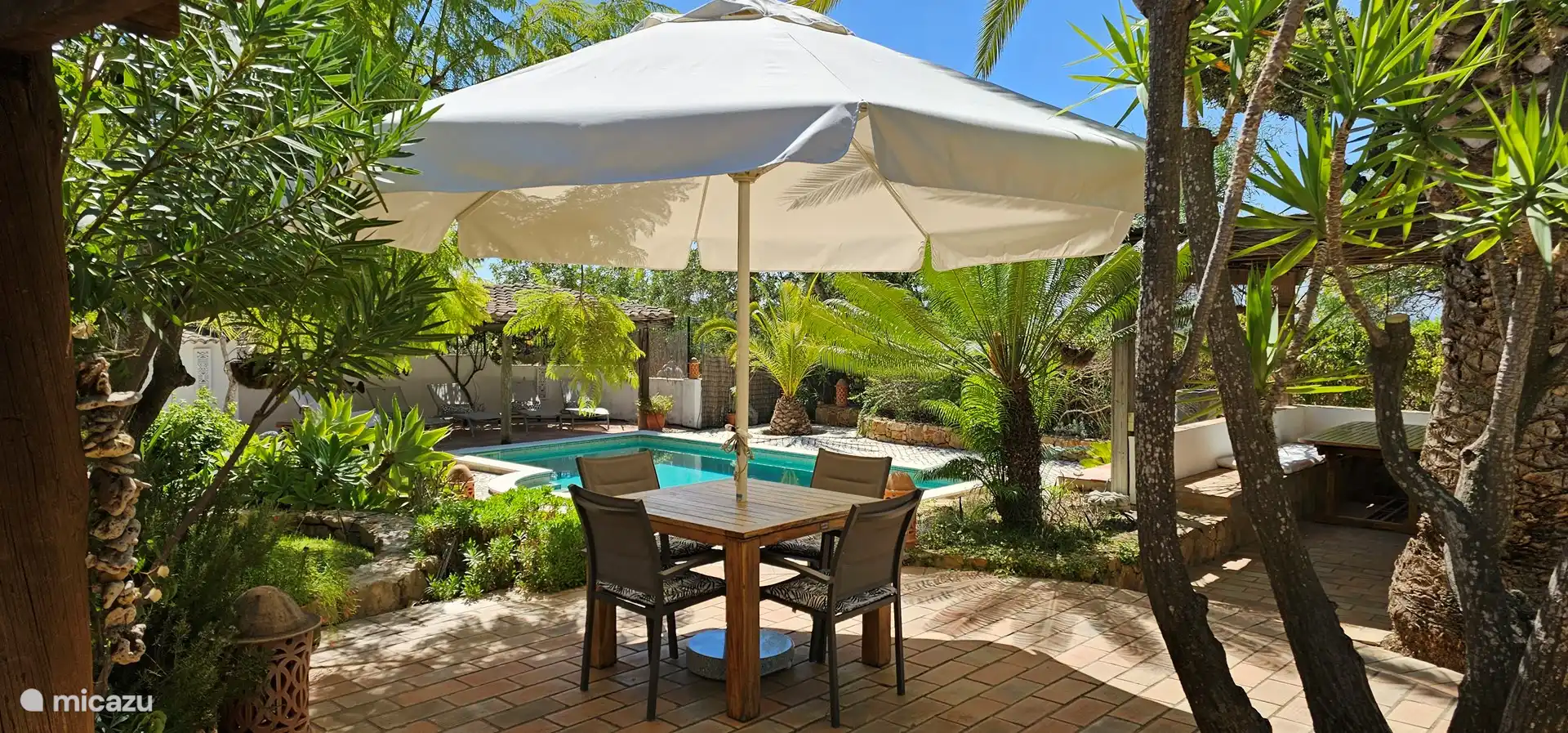 Schön, um morgens mit einer Tasse Kaffee oder Tee zu schlummern und den Garten und den Pool zu genießen.