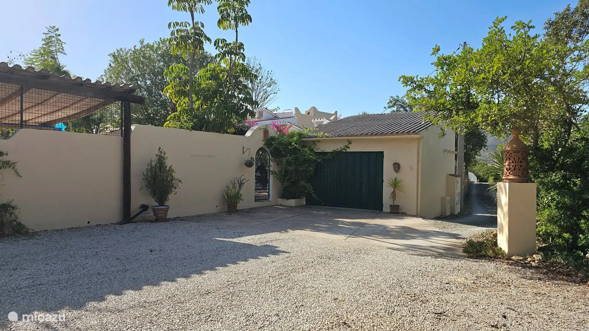 Die Einfahrt mit Garage. Sie sind in MontAlegre angekommen!