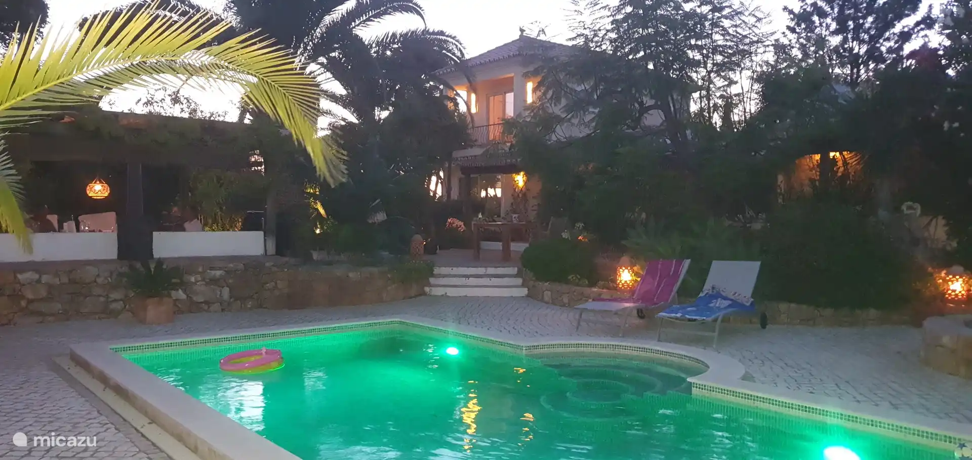 Der Pool verfügt über eine Unterwasserbeleuchtung. Nachts zu schwimmen ist immer ein besonderes Erlebnis! 