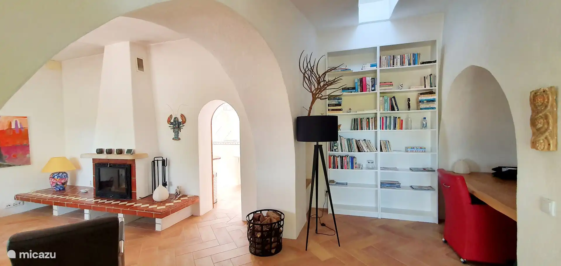 Beim Betreten von MontAlegre befindet sich die Halle en entrée mit Büro und kleiner Bibliothek.