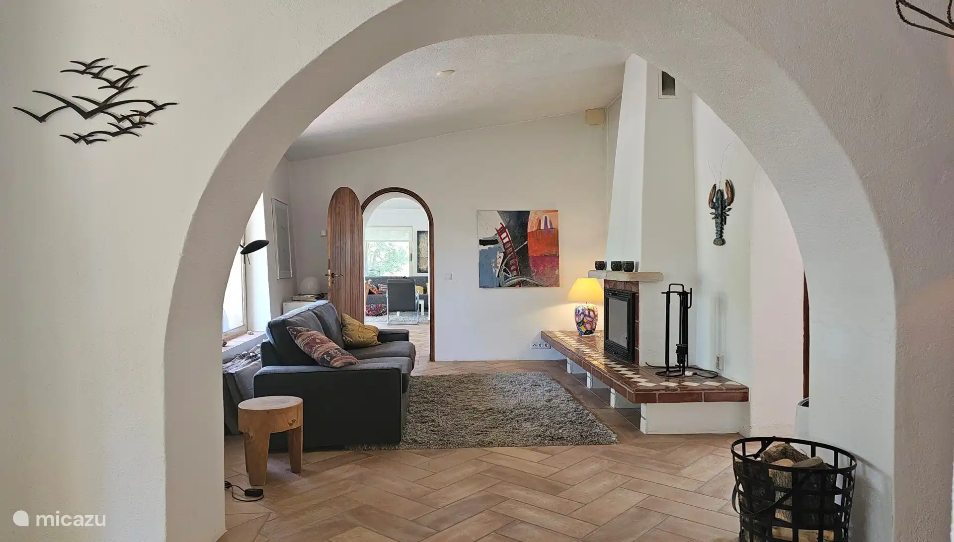 Das 2. Wohnzimmer, sowie das Winterzimmer mit Holzofen und rechts eine Tür zum Badezimmer mit großer Dusche und Waschmaschine. Von hier aus gelangt man in das Wohn-Esszimmer mit offener Küche.