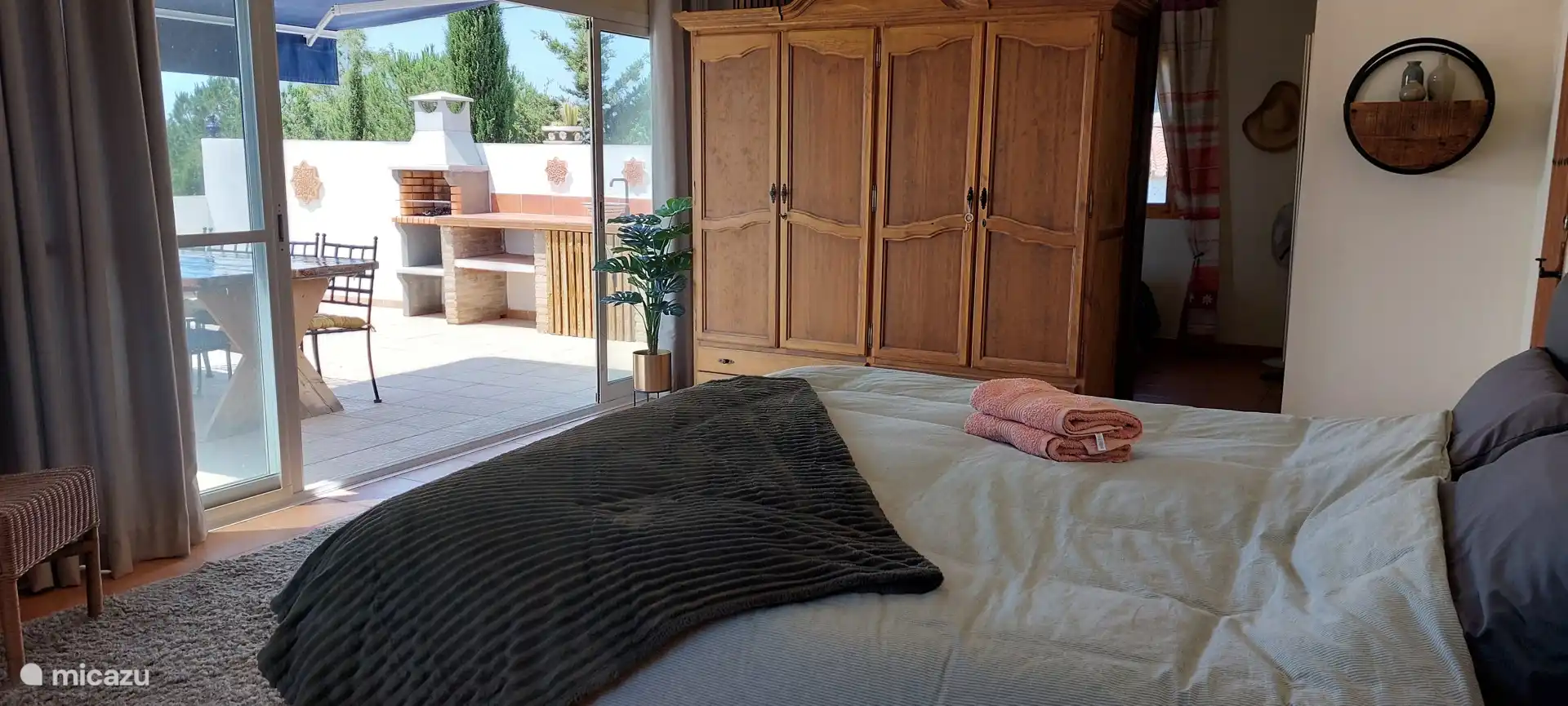 Bedroom 3 with King-size bed 