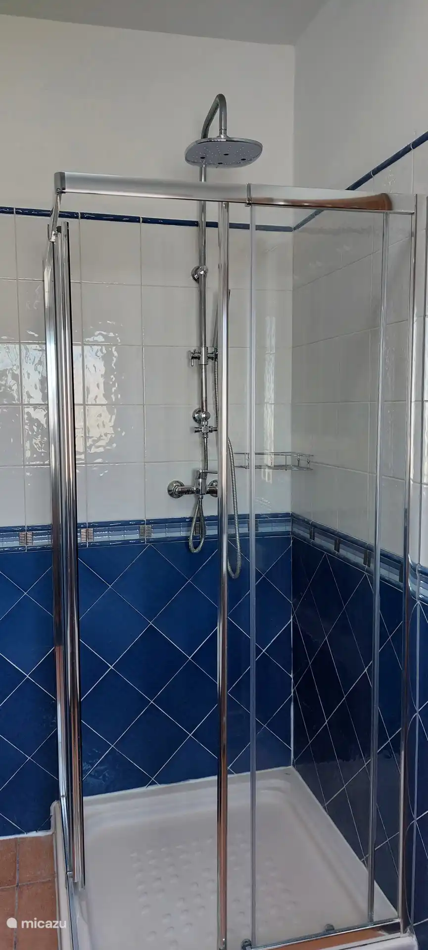 Separate shower cubicle in bathroom 2 on the first floor 