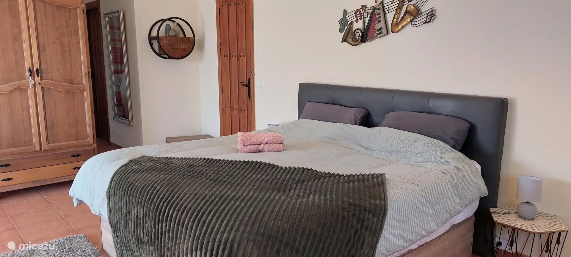 King-size bed 
