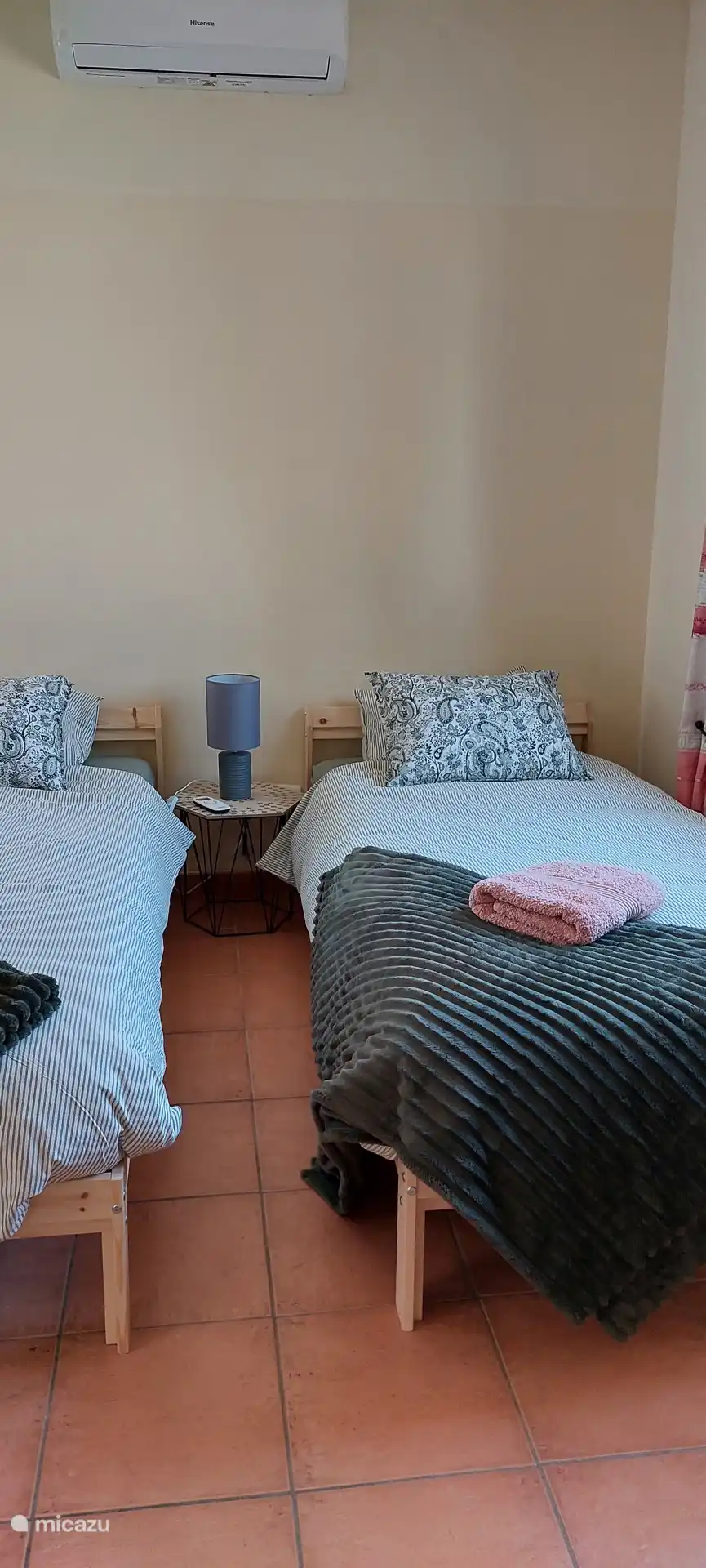 Bedroom 4 with air conditioning and 2 single beds 