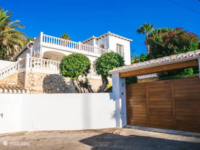 Villa Orquídea en España, Costa Blanca, Dénia - villa Casa vista desde la calle con portón de entrada