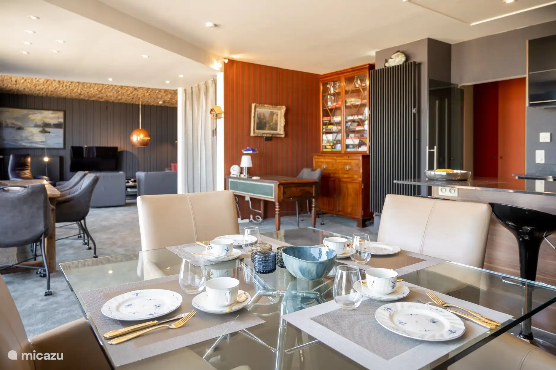 ook binnen kun je gezellig tafelen.