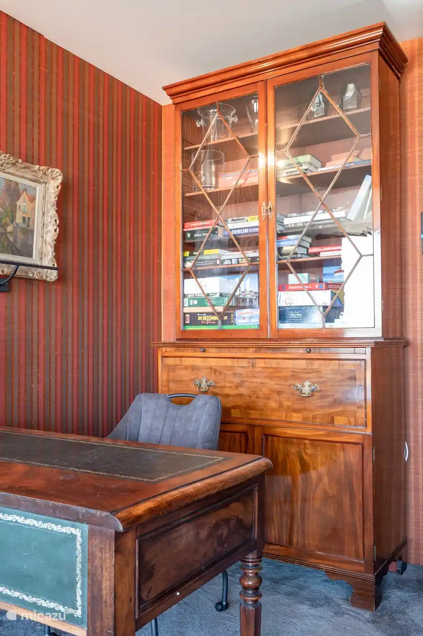 Nederlandstalige boeken en universele spelletjes zijn voorhanden.