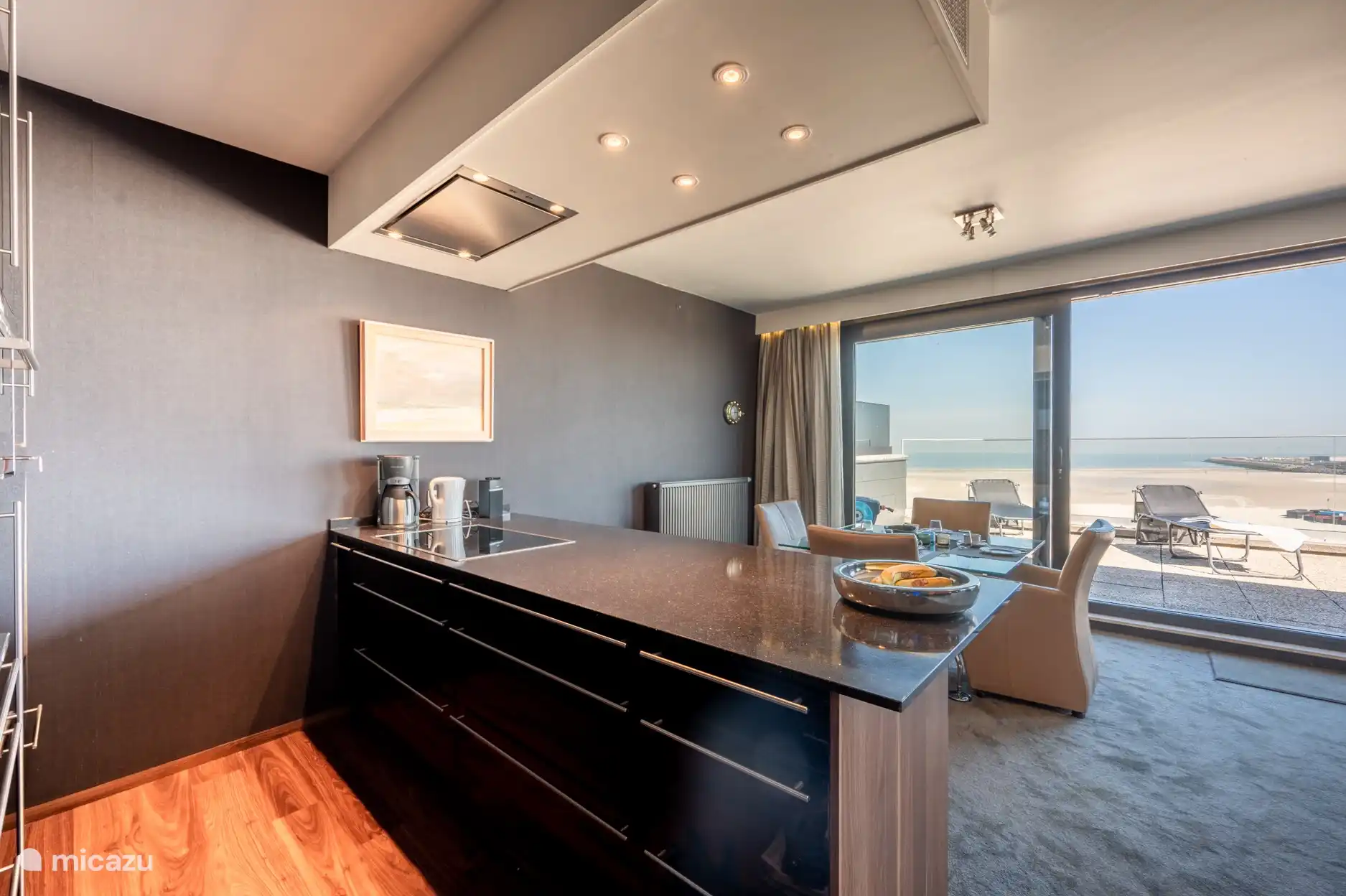 Zicht vanuit de open keuken.