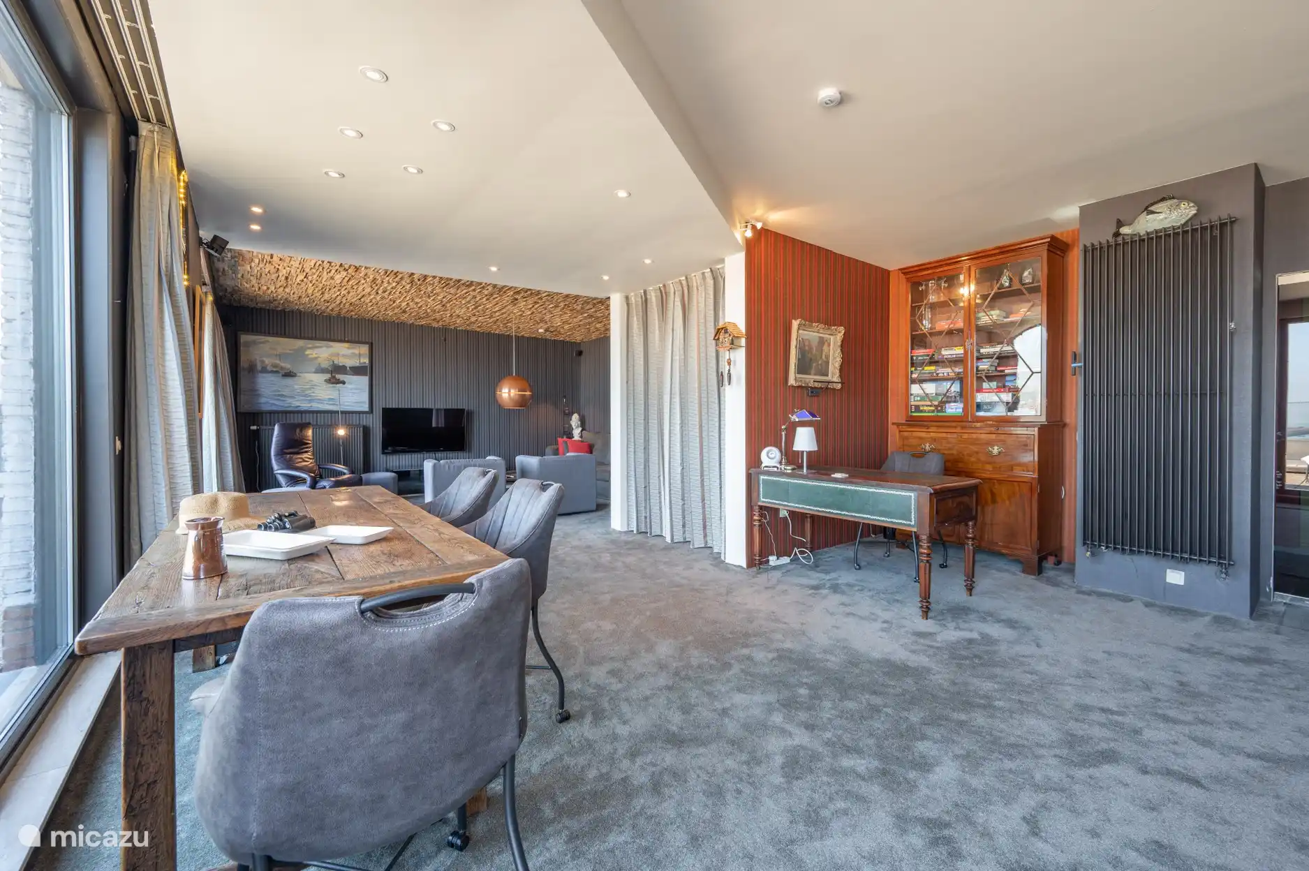 Ook de ruime living is volledig in vasttapijt.