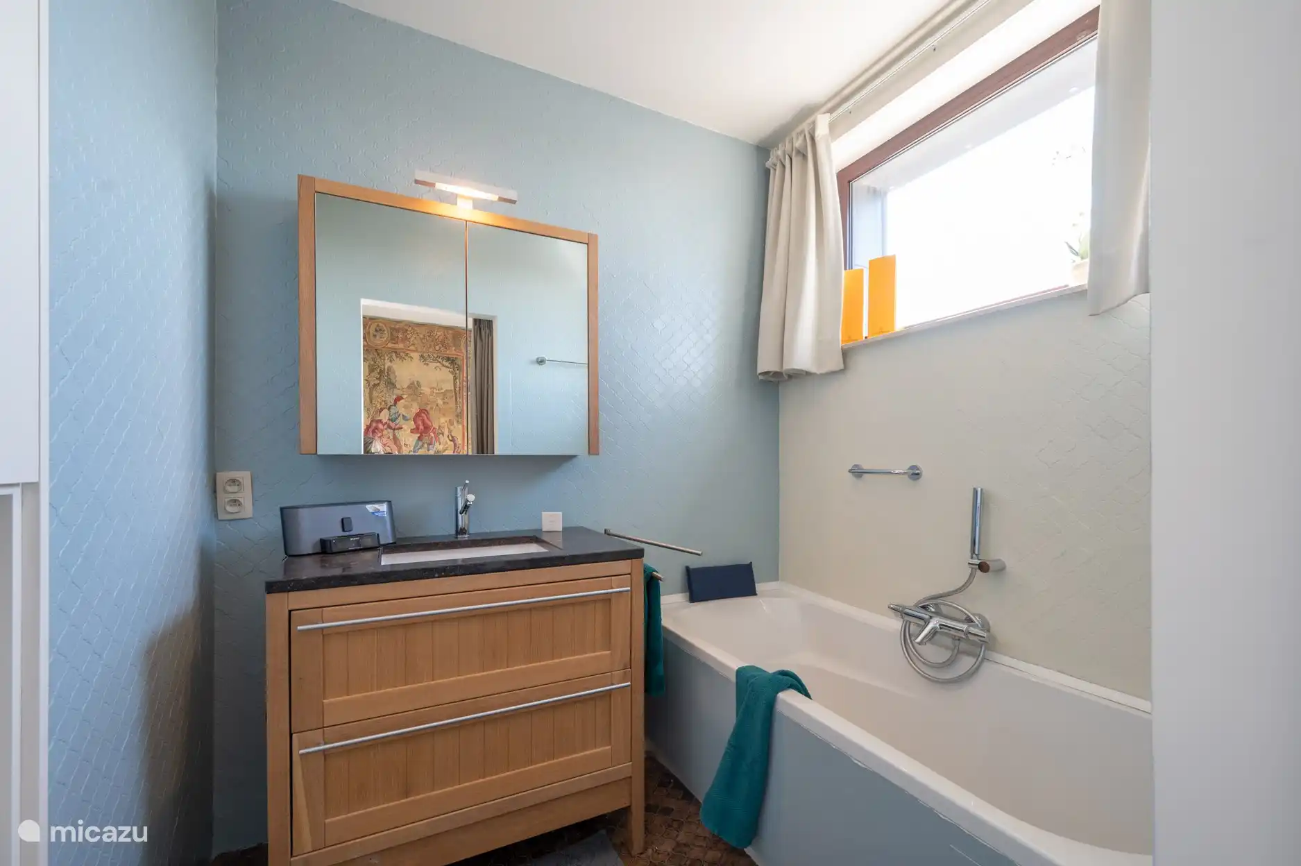 De 2de badkamer met ligbad.