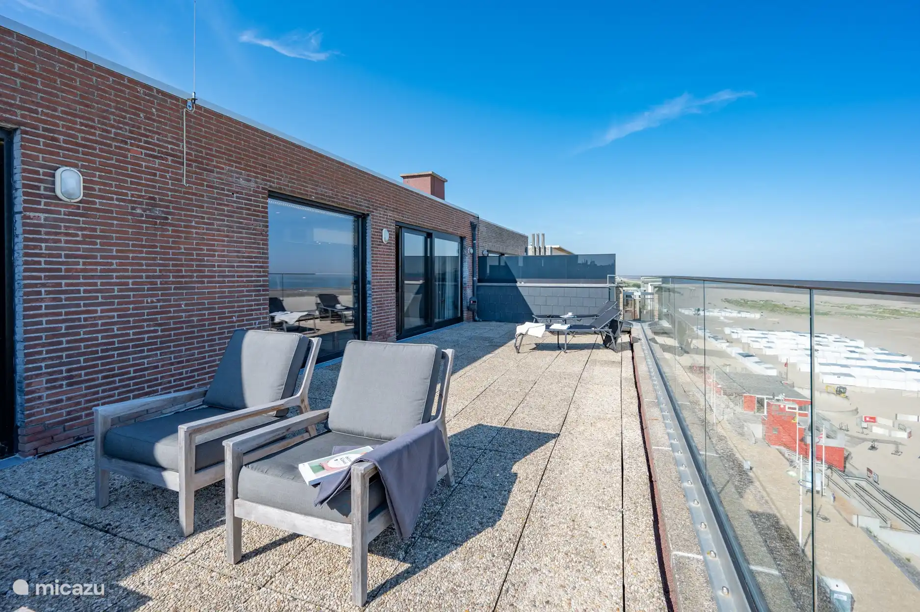 dit is het terras vooraan van ca 60m2 die een weids uitzicht geeft over de zee van Blankenberge tot Knokke.