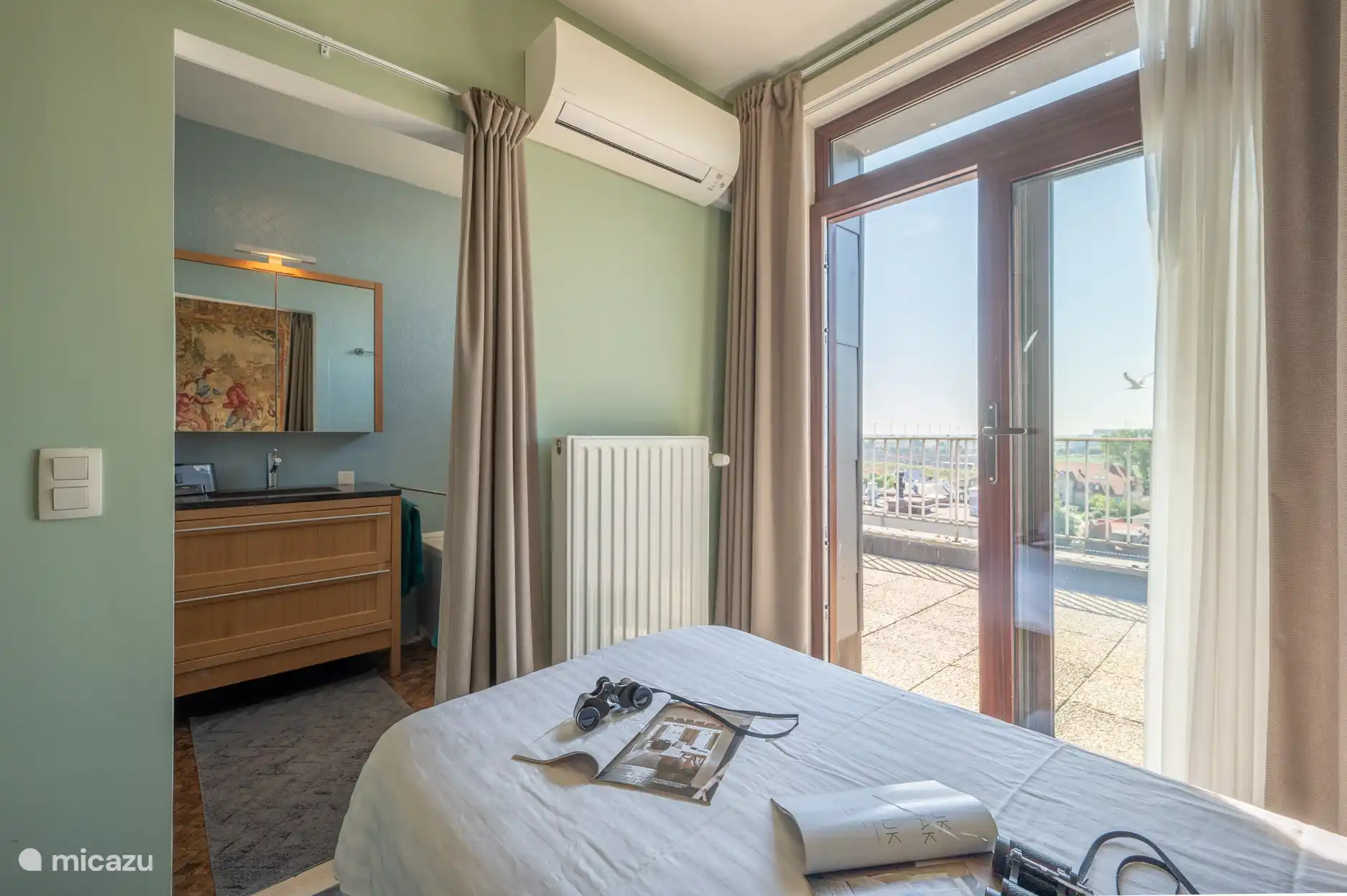 Zicht uit de 2de slaapkamer naar het polderland met de torens van Brugge.