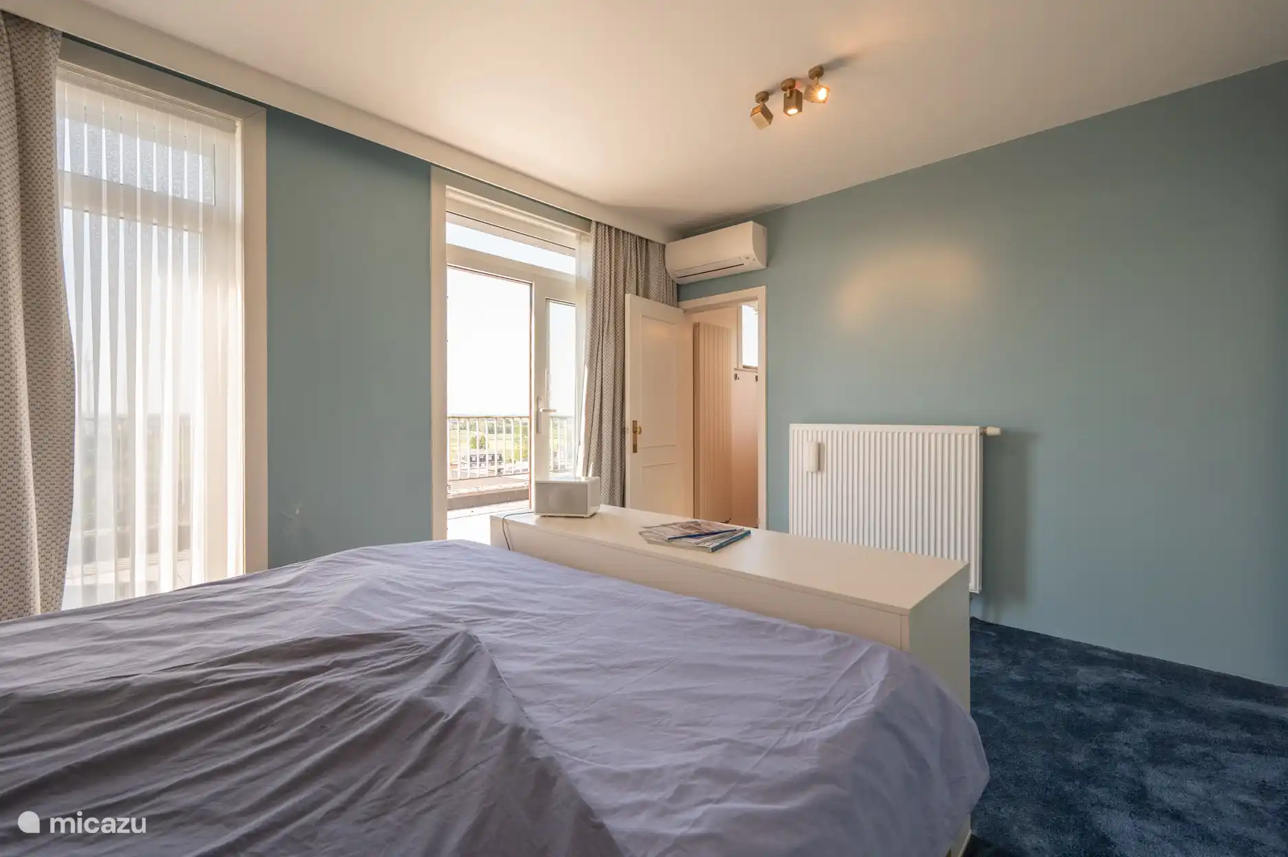 De master-bedroom met aanpalende badkamer.