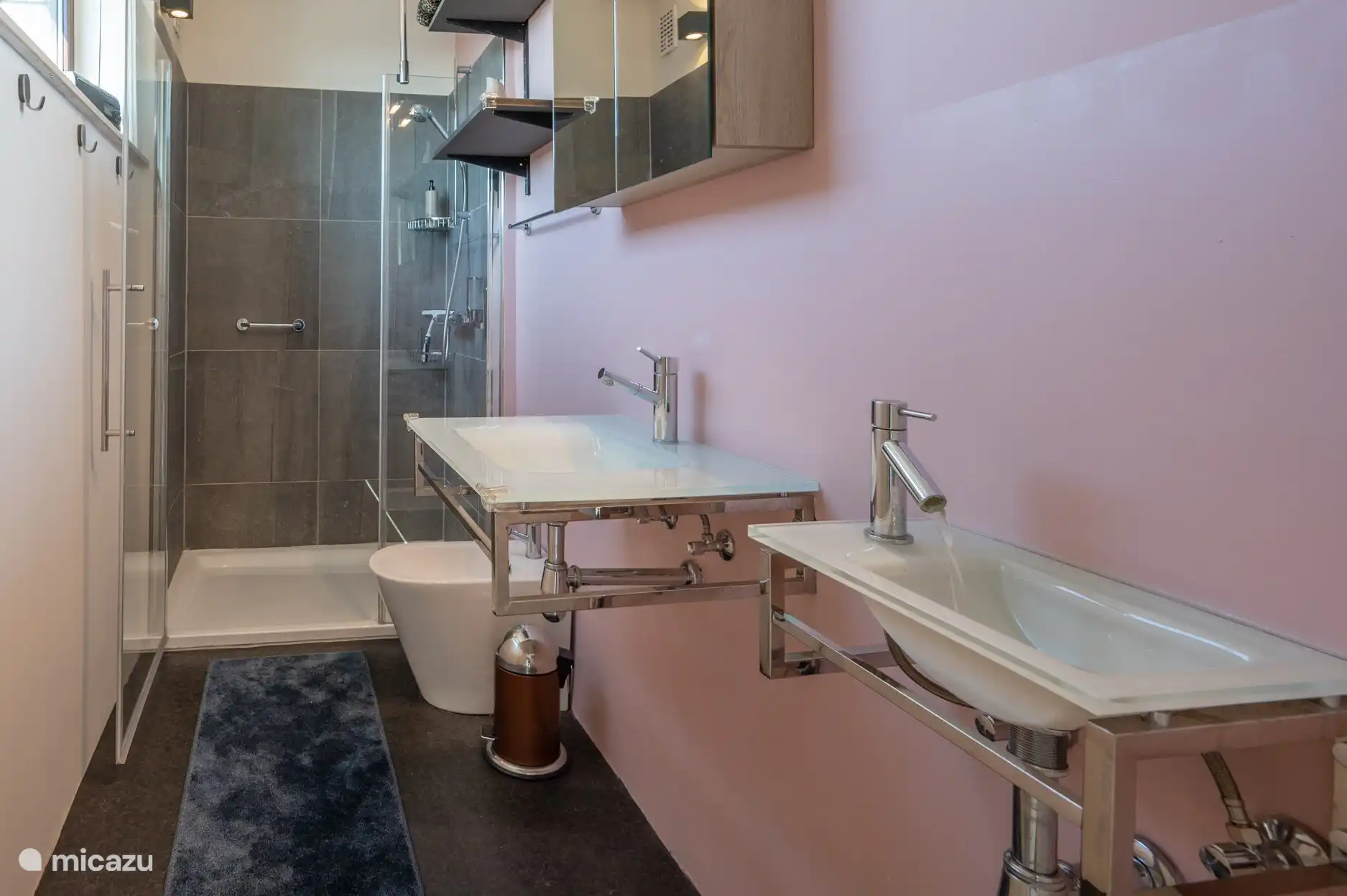 De eerste badkamer met 2 lavabo's.