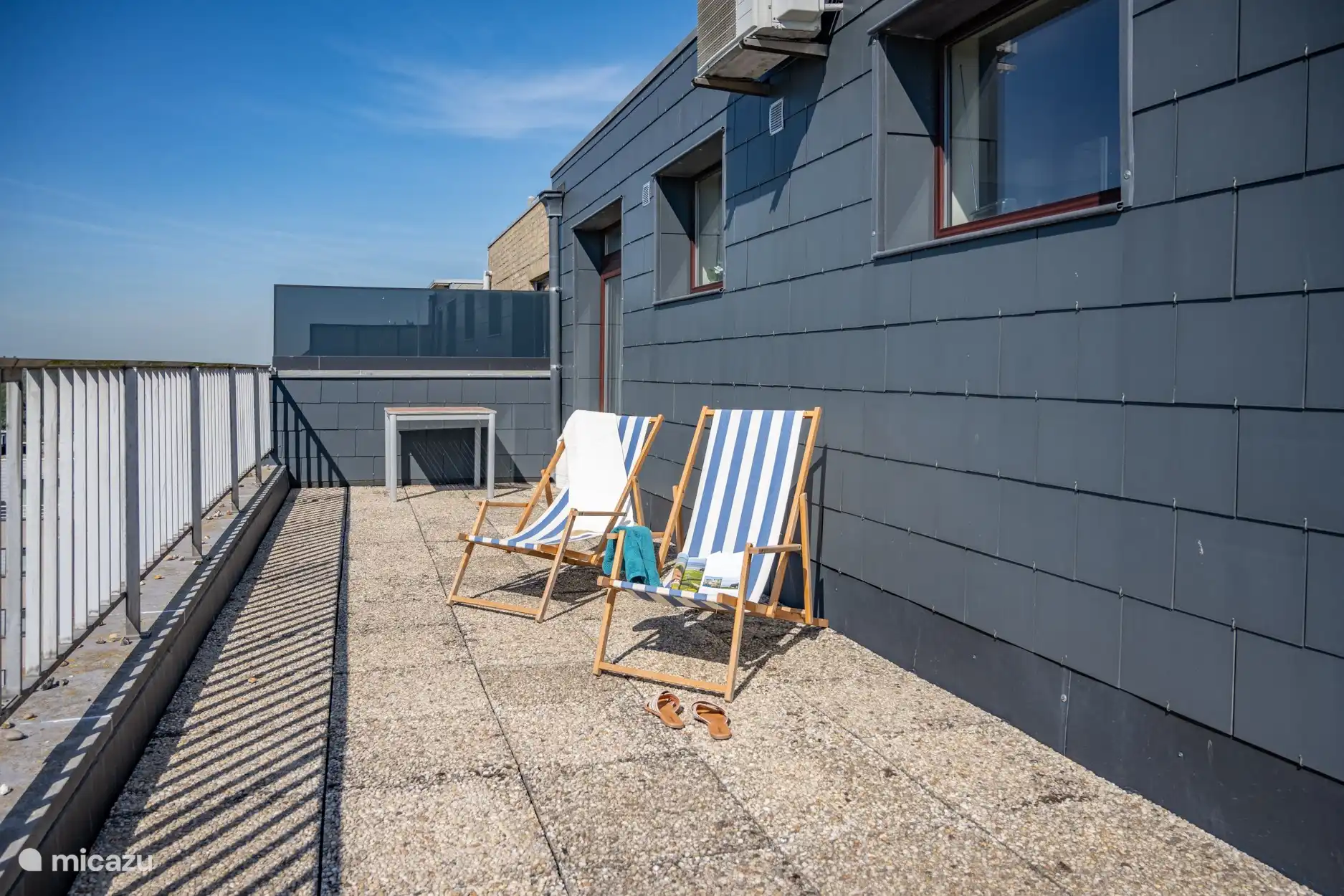 Het 2de terras (40m2) achteraan met zicht op de achterhaven, de polders en de torens van Brugge.