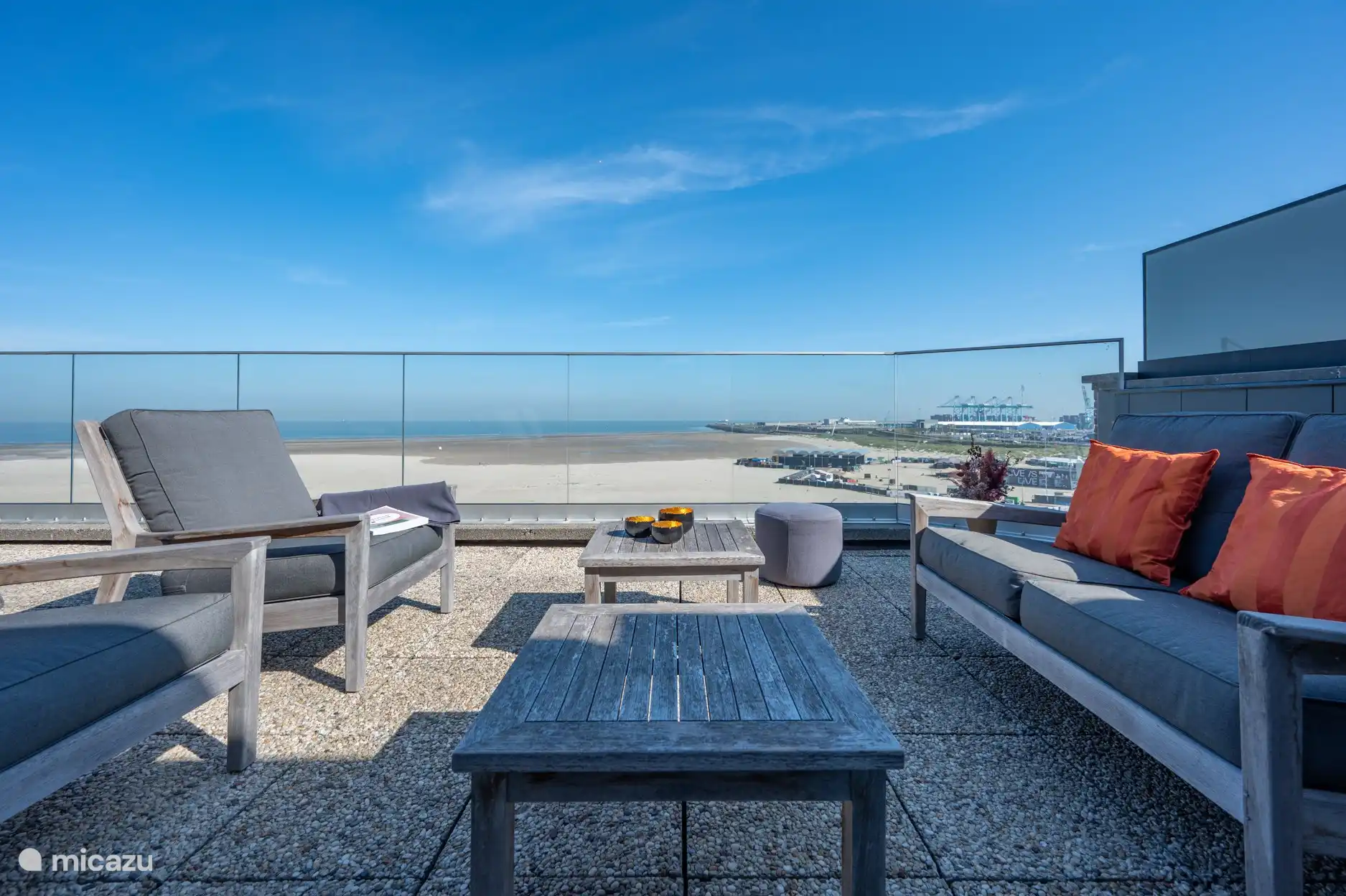 het terras vooraan met zicht op de haveninstallaties en scheepvaartverkeer van Zeebrugge.