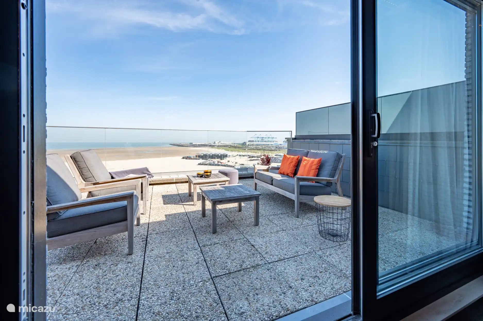 De gezellige lounge op het grote terras met zicht op zee.