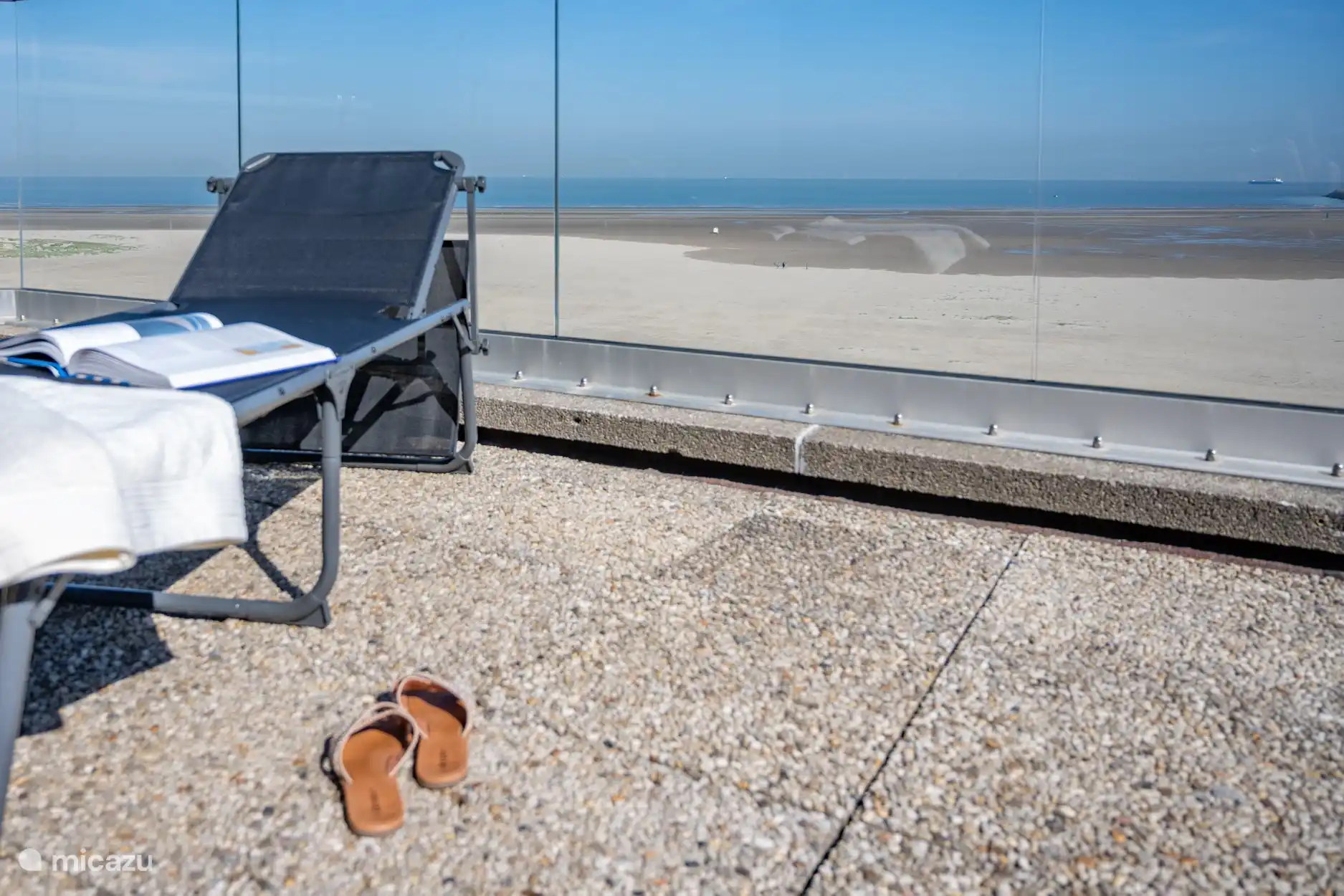 het terras vooraan met ligzetels