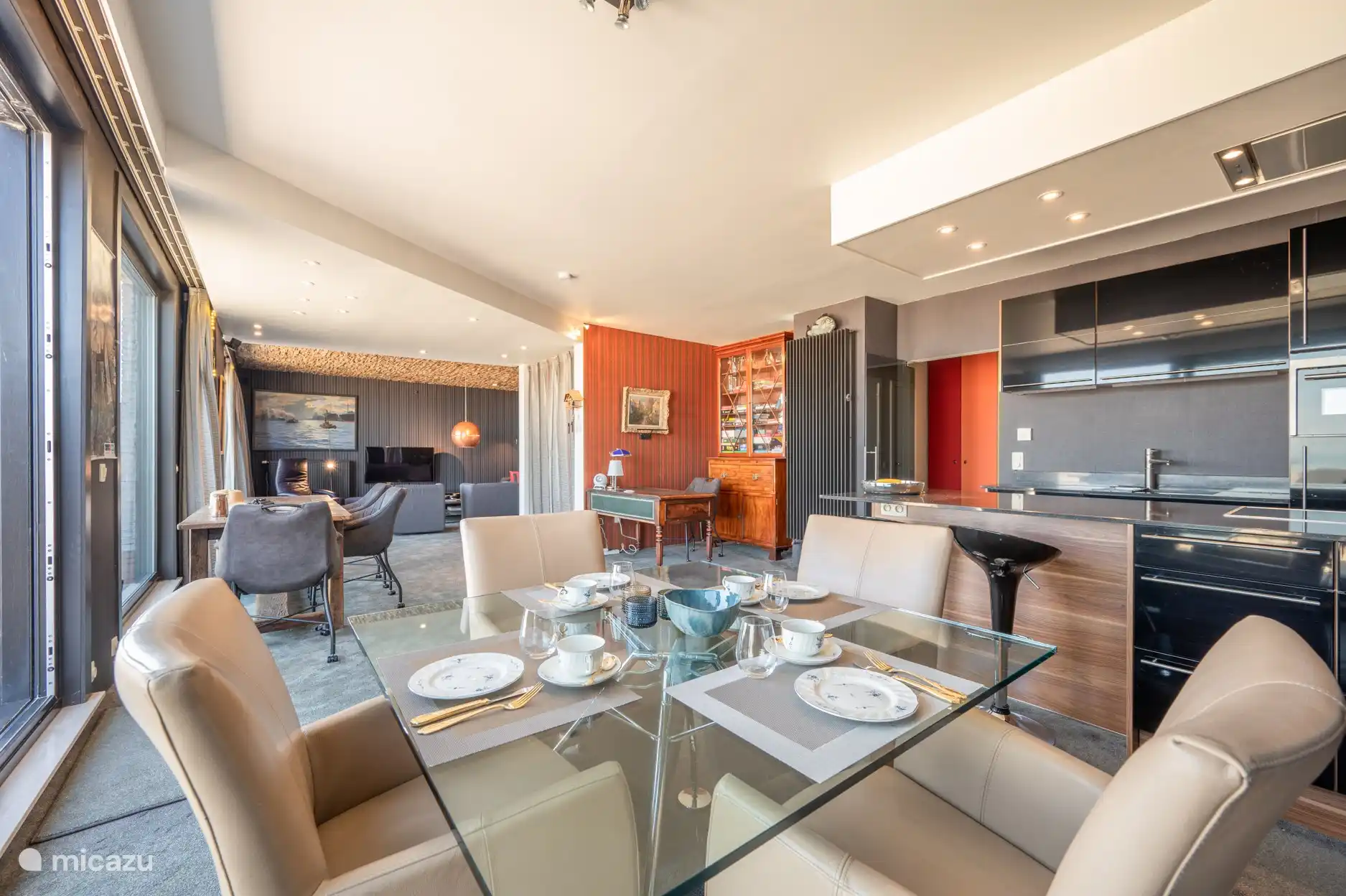 de grote leefruimte van 70m2 voorzien van alles om te eten, te lezen, te rusten en de genieten van de zee door de enorme ramen over de ganse breedte.