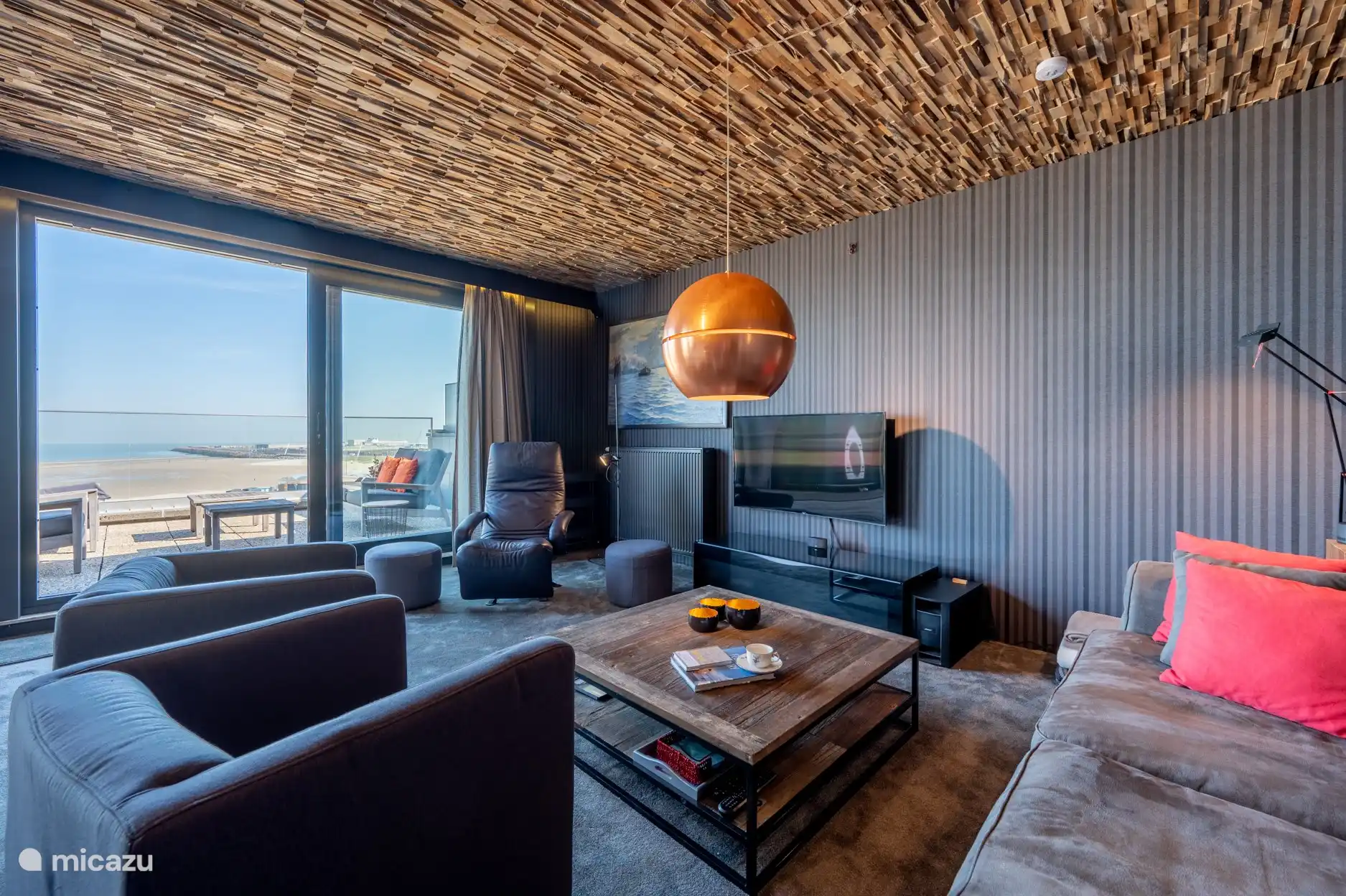 onze gezellige zithoek met zicht op de zee.