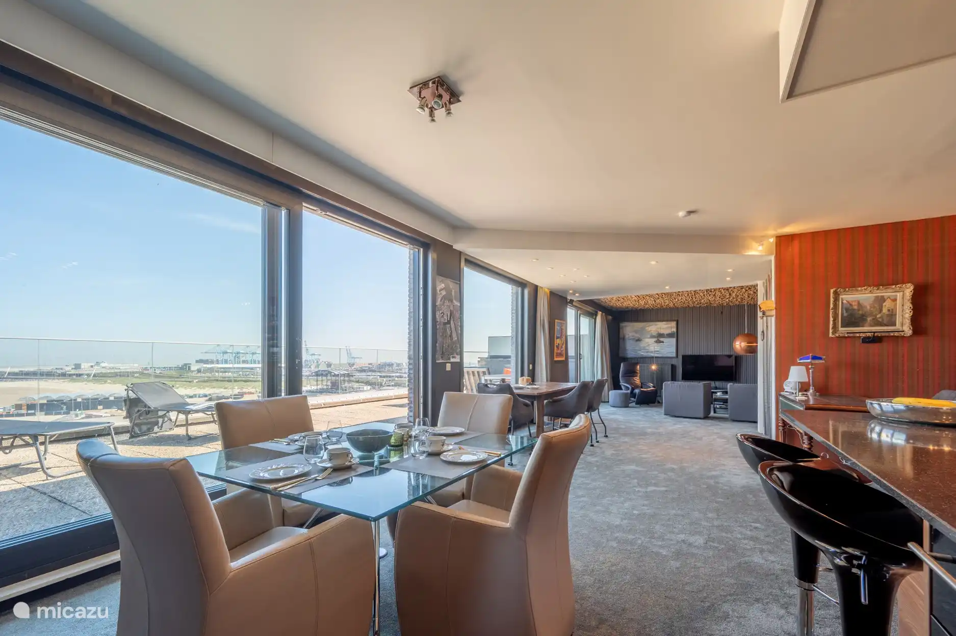 de grote living,  eet en zitgedeelte van ca70m2 met enorm zeezicht.