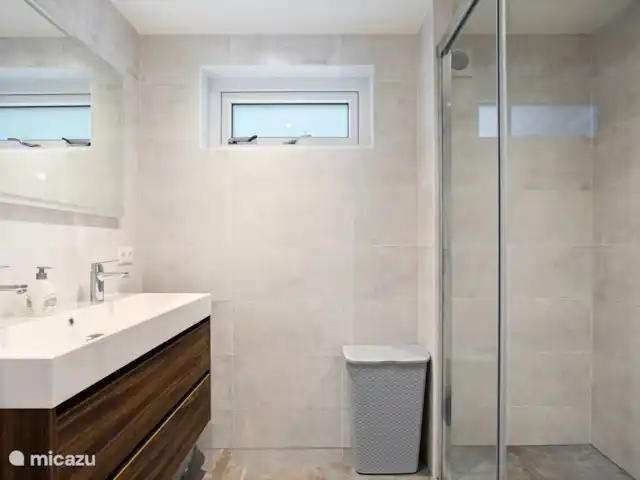 'Het Tegenlicht' un lieu unique | Pays-Bas, Drenthe, Norg - maison de vacances La salle de bains au rez-de-chaussée dispose d’une grande douche à l’italienne à effet pluie et d’un double lavabo.