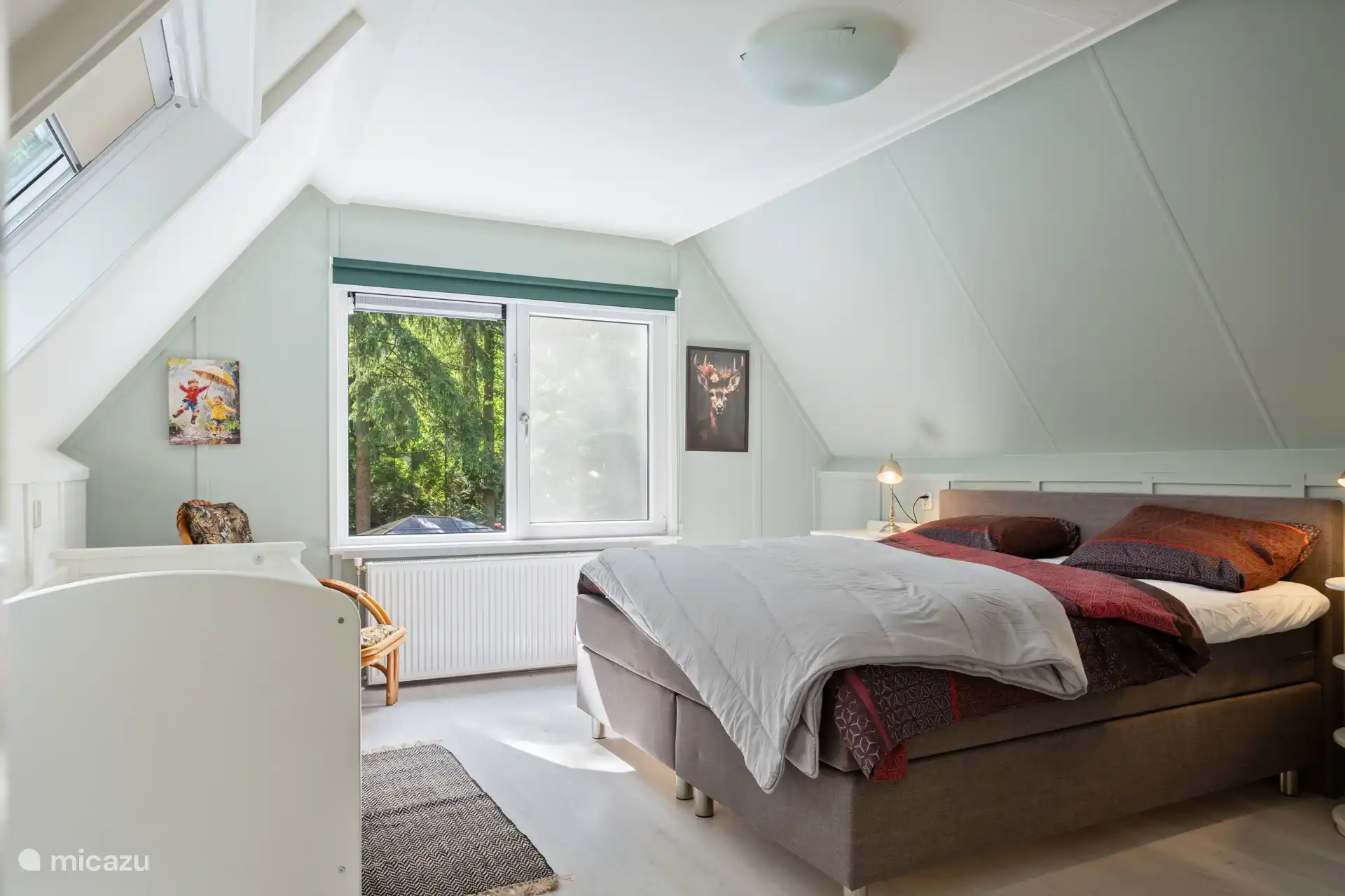 An der Vorderseite befindet sich das andere Hauptschlafzimmer mit einem schönen Boxspringbett, auch die Möglichkeit, ein Kind in einem Babybett schlafen zu lassen.