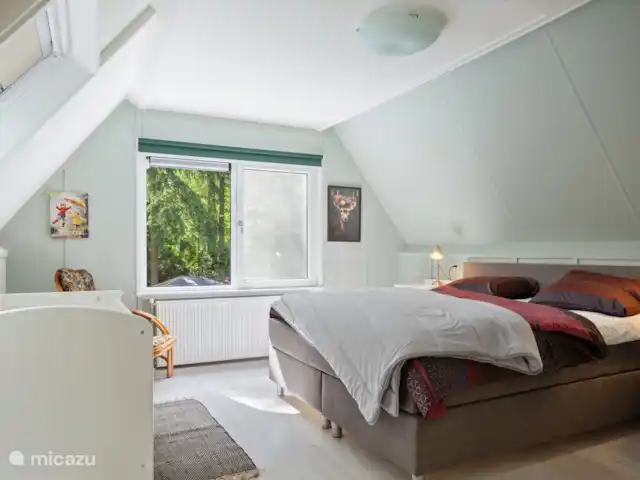 'Het Tegenlicht' un lieu unique | Pays-Bas, Drenthe, Norg - maison de vacances À l’avant se trouve l’autre chambre principale avec un joli lit à sommier tapissier, également la possibilité de laisser un petit dormir dans un lit bébé.