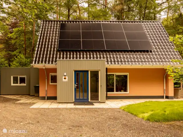 'Het Tegenlicht' un lieu unique | Pays-Bas, Drenthe, Norg - maison de vacances Grâce à un coffre-fort à clés, vous pouvez utiliser la clé pour entrer et explorer ce que cette maison a à offrir.
À côté de la maison se trouve un grand parking pour deux voitures.