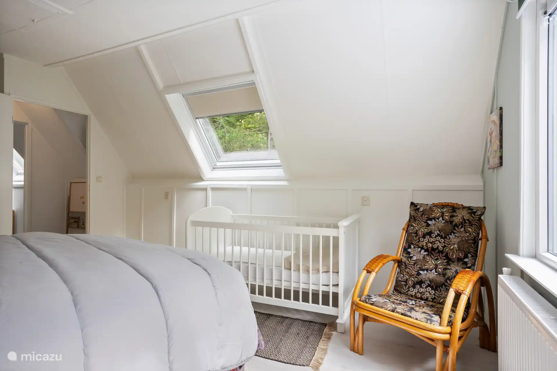 Im Babybett haben wir, falls nötig, eine Wickelauflage.