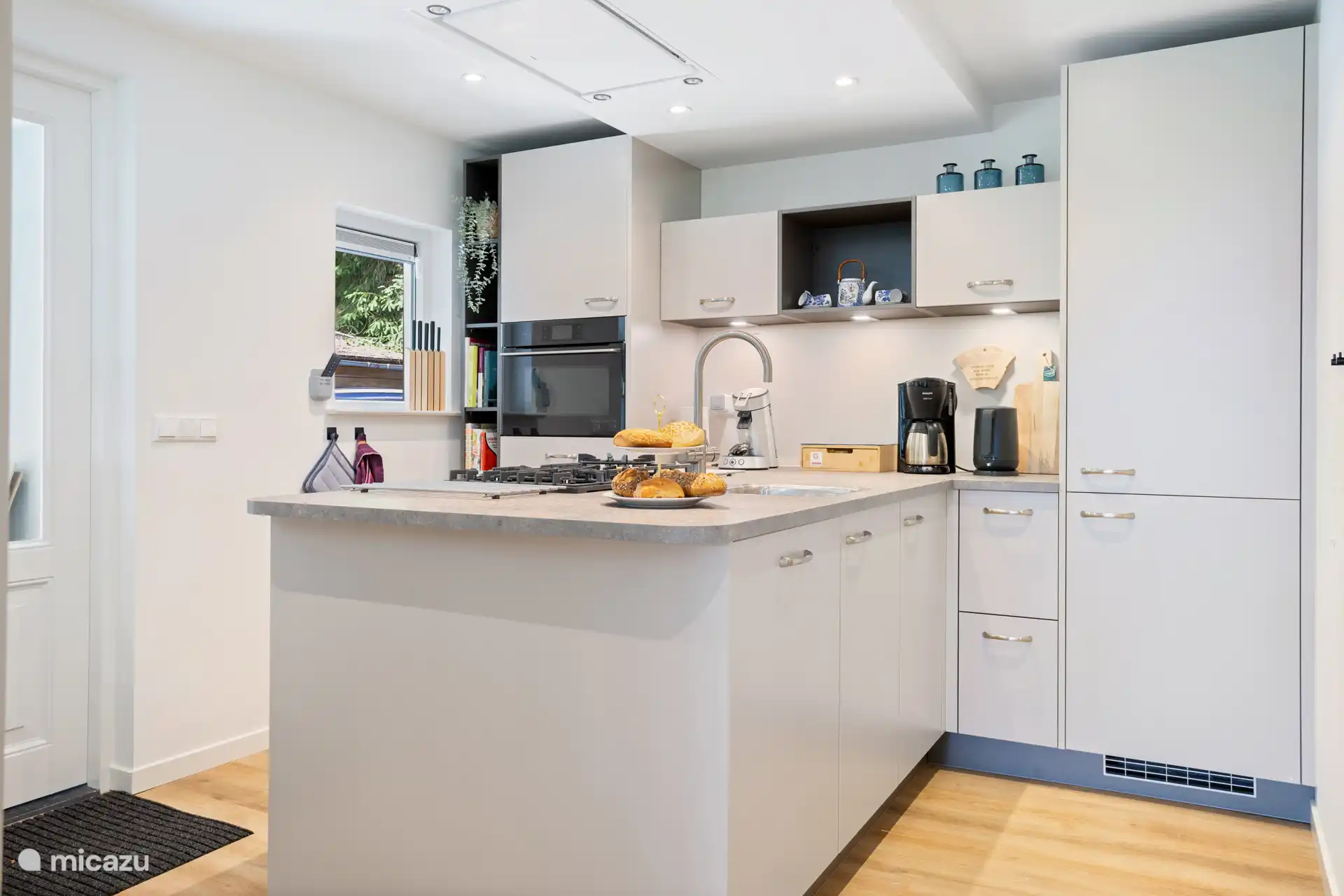 Neben Senseo gibt es auch eine reguläre Kaffeemaschine. Außerdem gibt es einen Kühlschrank mit Gefrierfach und eine Kombi-Mikrowelle. Für den Koch bietet sich eine köstliche Küche an, um eine Mahlzeit zuzubereiten. 