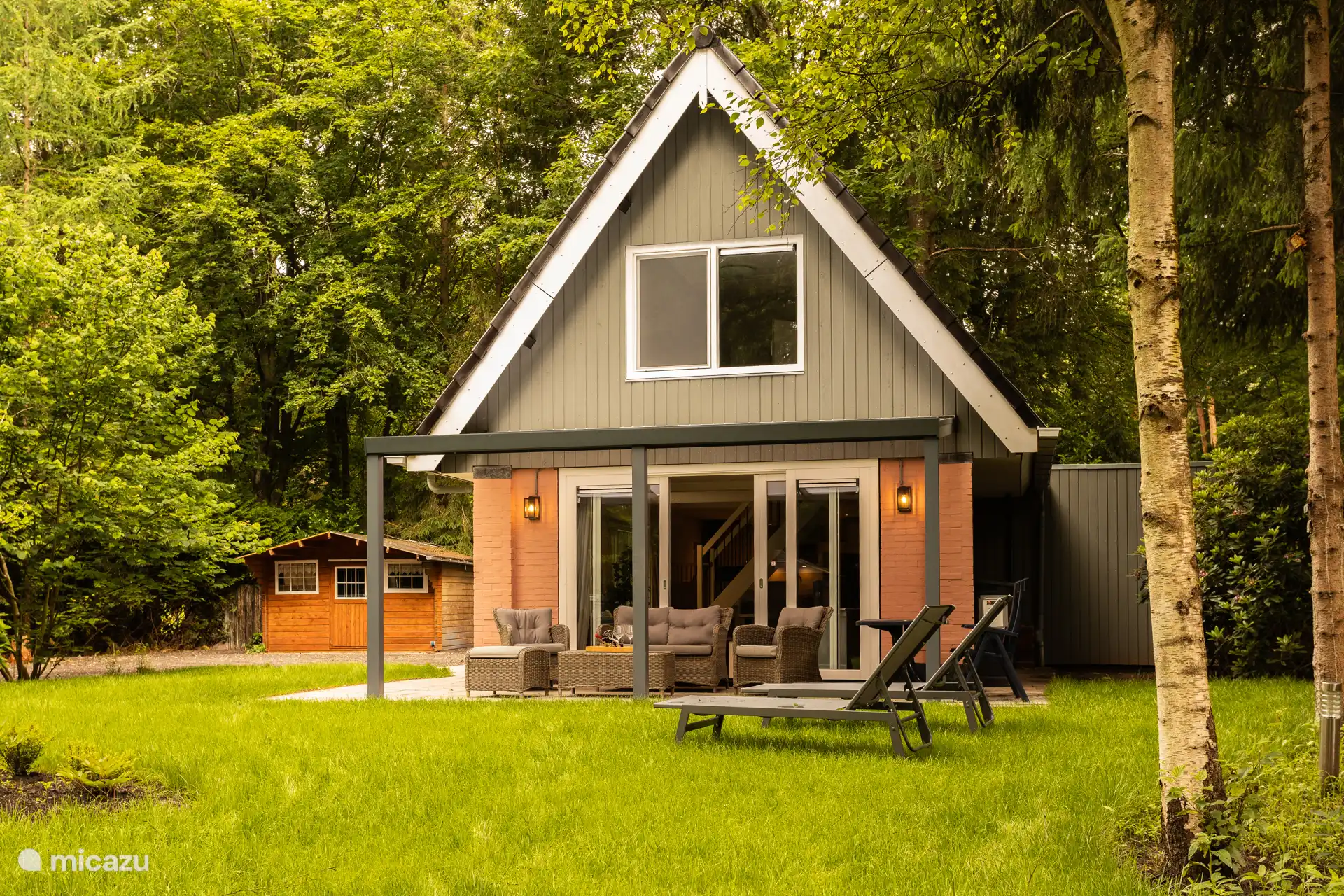 Neben dem Haus befindet sich ein Blockhaus, in dem Sie Ihre Fahrräder abstellen und Ihr E-Bike aufladen können.