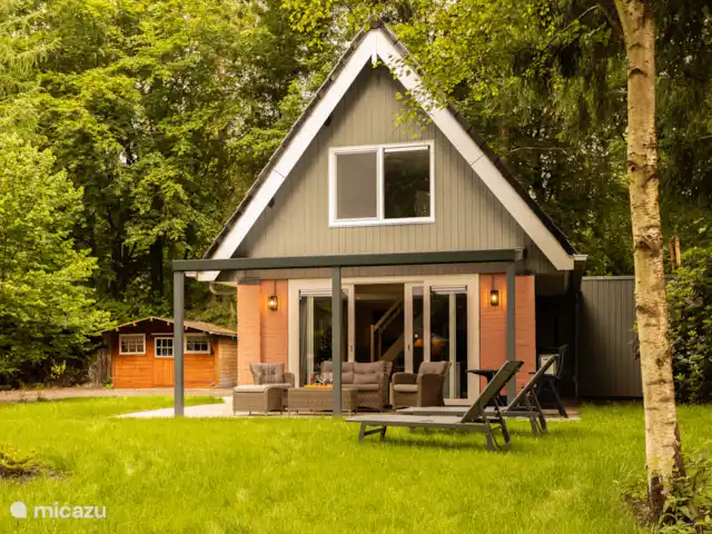 'Het Tegenlicht' un lieu unique | Pays-Bas, Drenthe, Norg - maison de vacances À côté de la maison se trouve une cabane en rondins où vous pouvez garer vos vélos et recharger votre vélo électrique.