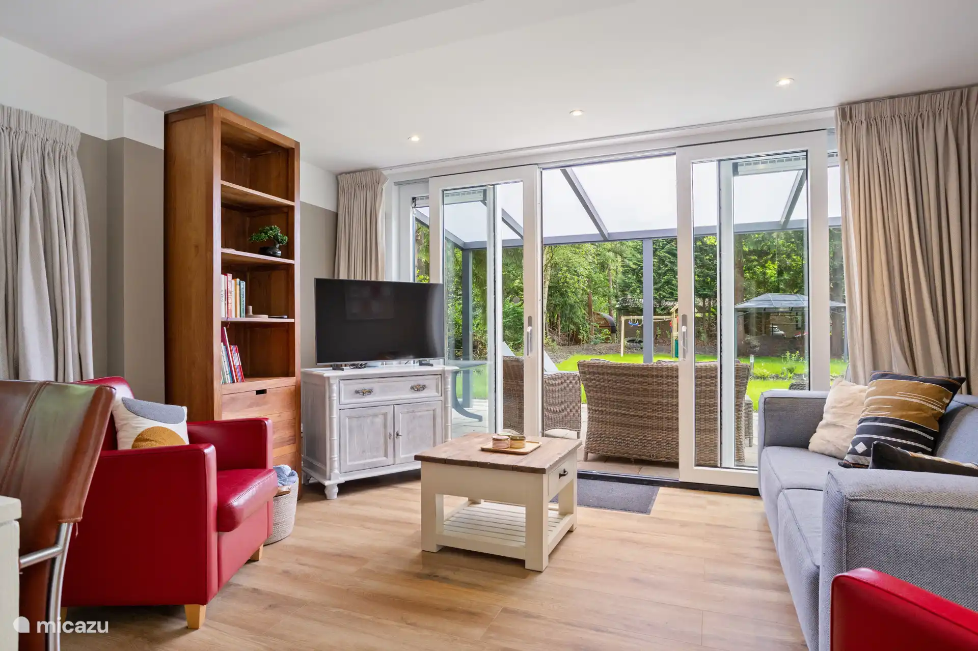 Das offene Wohnzimmer/Küche verfügt über eine schöne faule Couch und 2 Clubstühle. Darüber hinaus befindet sich ein Esstisch mit 6 Stühlen, zusätzliche Esszimmerstühle befinden sich im Eingang.