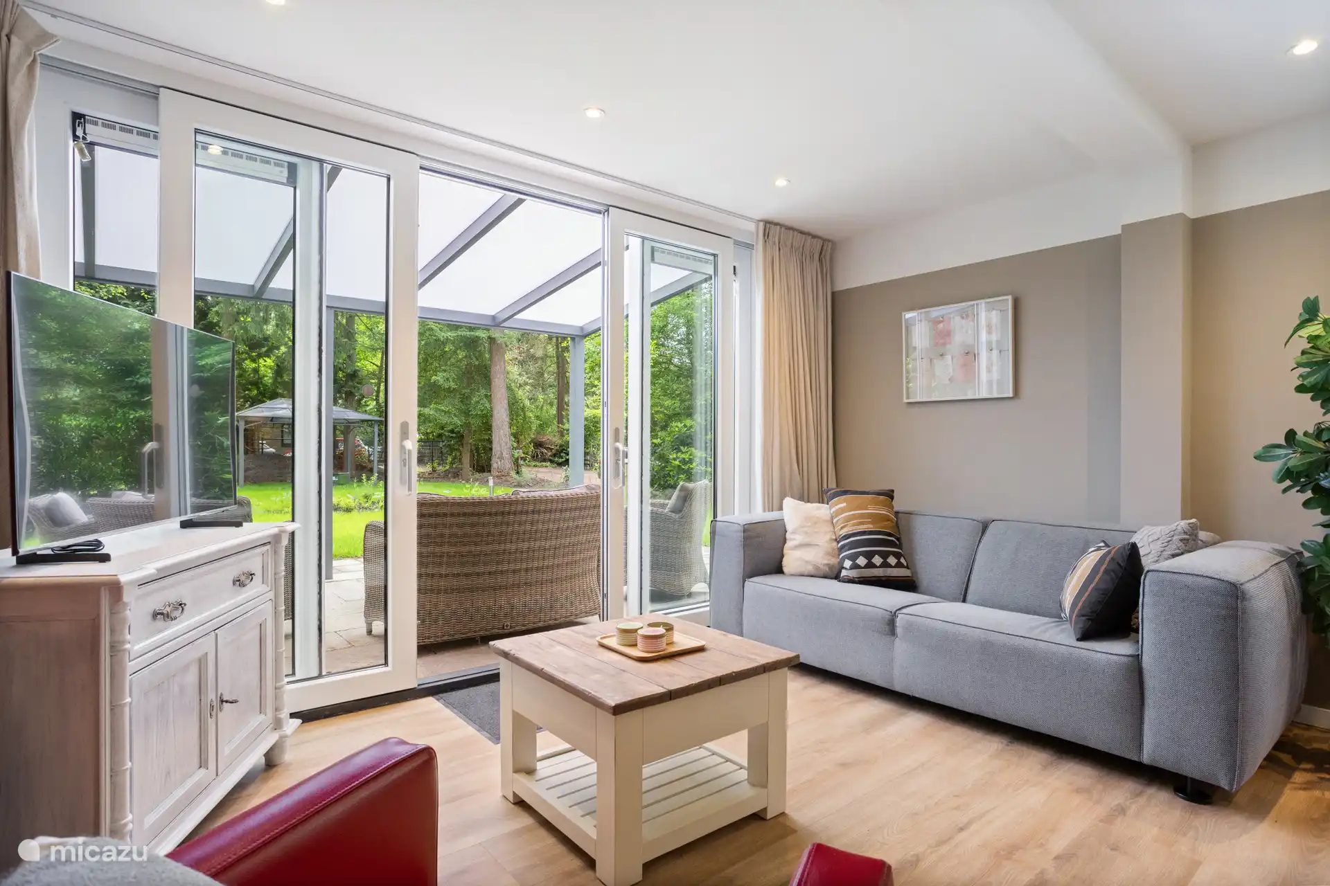 Durch die Schiebetüren gelangen Sie direkt in den Garten.