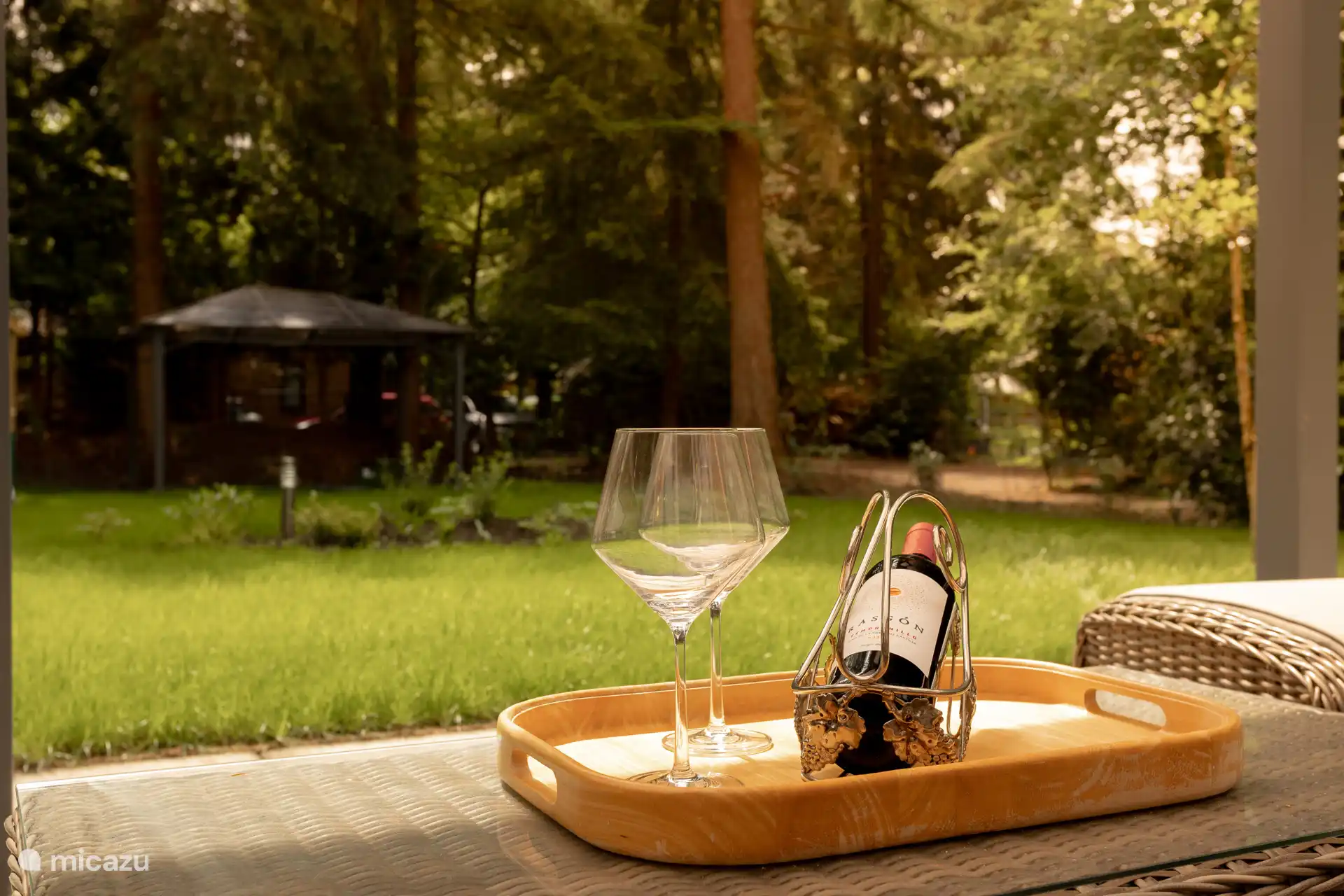 Der Garten ist für das Spielen im Freien geeignet. Nur noch ein bisschen Geduld und die neu gepflanzten Bäume und Sträucher fügen sich wieder komplett in die Atmosphäre des Waldgefühls ein.