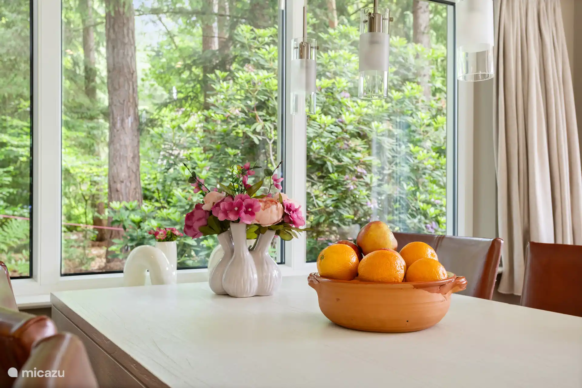 Am Esstisch hat man auf beiden Seiten des Hauses große Fenster, so dass man fast das Gefühl hat, draußen zu sein.