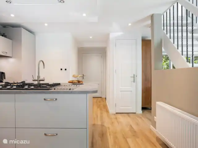 'Het Tegenlicht' un lieu unique | Pays-Bas, Drenthe, Norg - maison de vacances Par l’entrée, vous entrez dans la toute nouvelle cuisine, avec les appareils nécessaires et même une cuisinière.