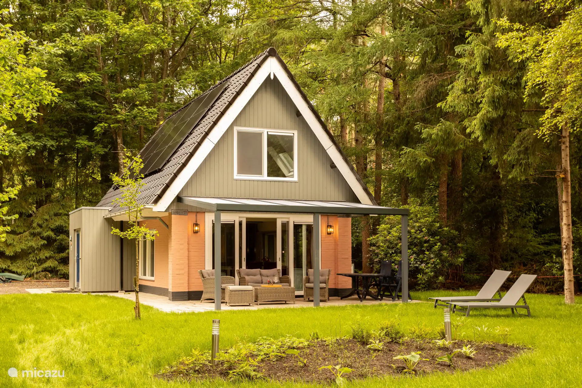 Der Garten ist geräumig, genug Platz für Kinder zum Spielen oder zum Faulenzen unter dem Baldachin / den Sonnenliegen.