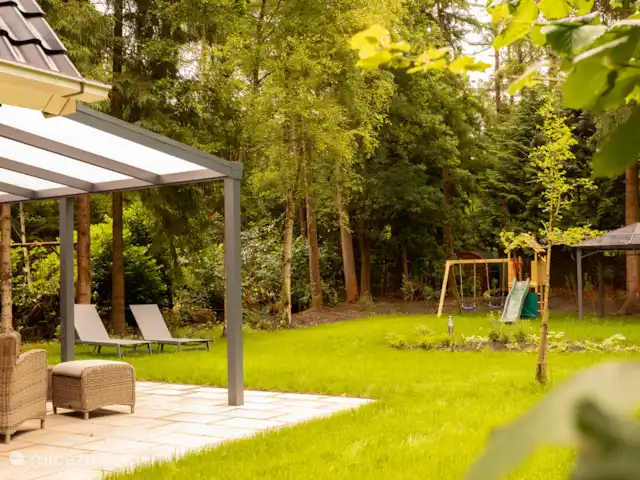 'Het Tegenlicht' un lieu unique | Pays-Bas, Drenthe, Norg - maison de vacances À l’arrière du jardin se trouve une aire de jeux pour que les plus petits puissent grimper et se balancer et un auvent avec bac à sable pour plus de plaisir.