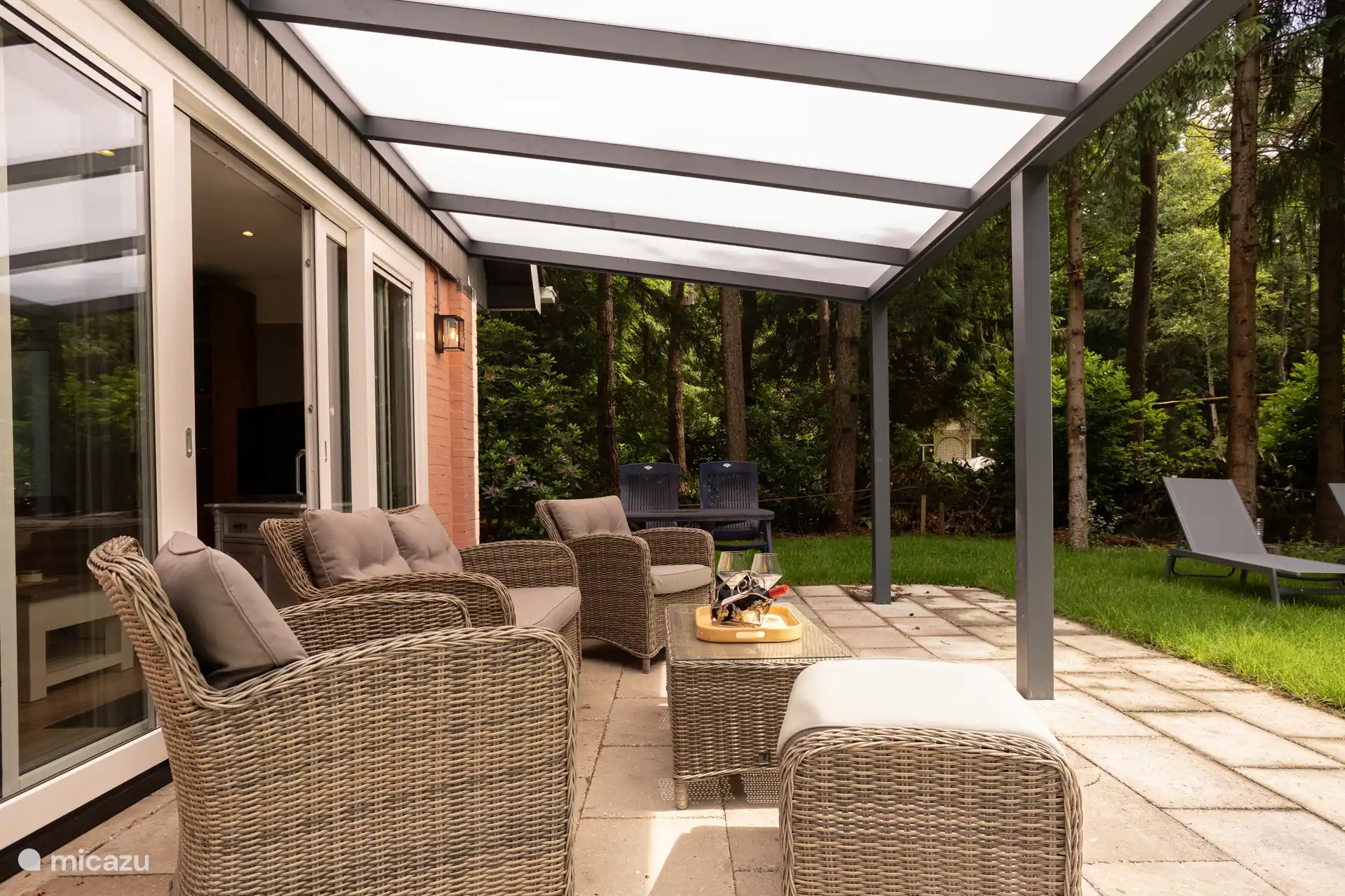 Auch bei schlechtem Wetter kann man draußen sitzen, unter dem angebrachten Vordach. Wo es auch die Möglichkeit gibt, draußen zu frühstücken oder zu Mittag zu essen.  Oder einfach nur in der freien Natur zu sein.