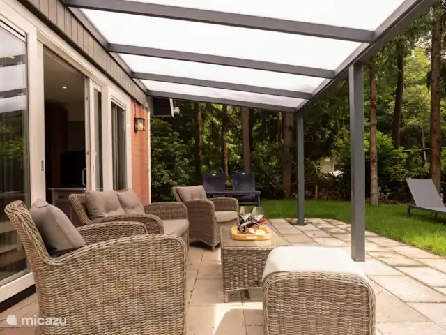 'Het Tegenlicht' un lieu unique | Pays-Bas, Drenthe, Norg - maison de vacances Même par mauvais temps, vous pouvez vous asseoir à l’extérieur, sous l’auvent attaché. Où il est également possible de prendre le petit-déjeuner ou le déjeuner à l’extérieur.  ou tout simplement pour être en plein air.