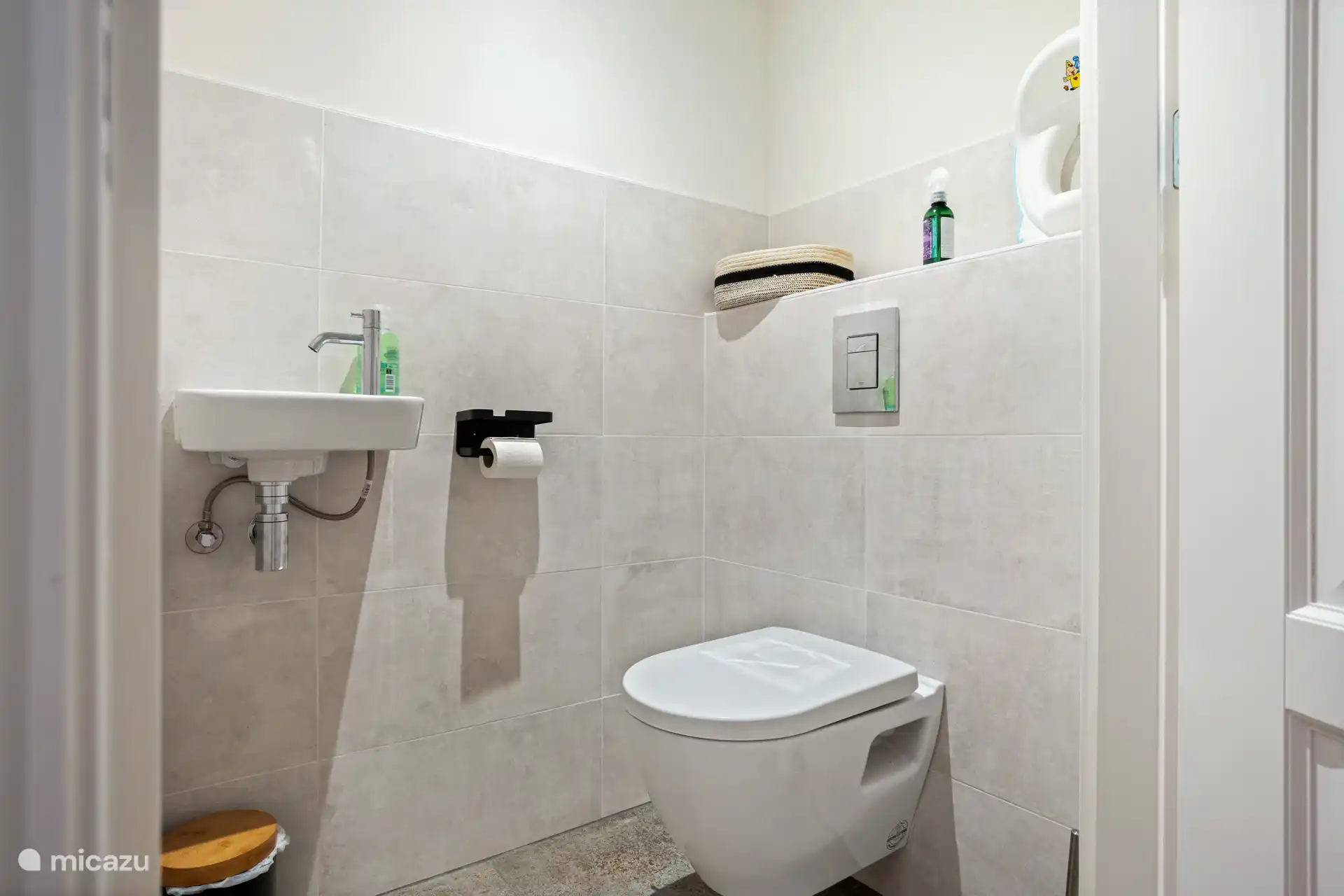 Im Erdgeschoss befindet sich eine moderne Toilette.