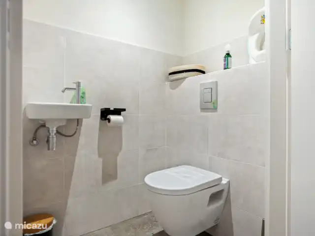 'Het Tegenlicht' un lieu unique | Pays-Bas, Drenthe, Norg - maison de vacances Au rez-de-chaussée se trouvent des toilettes modernes.